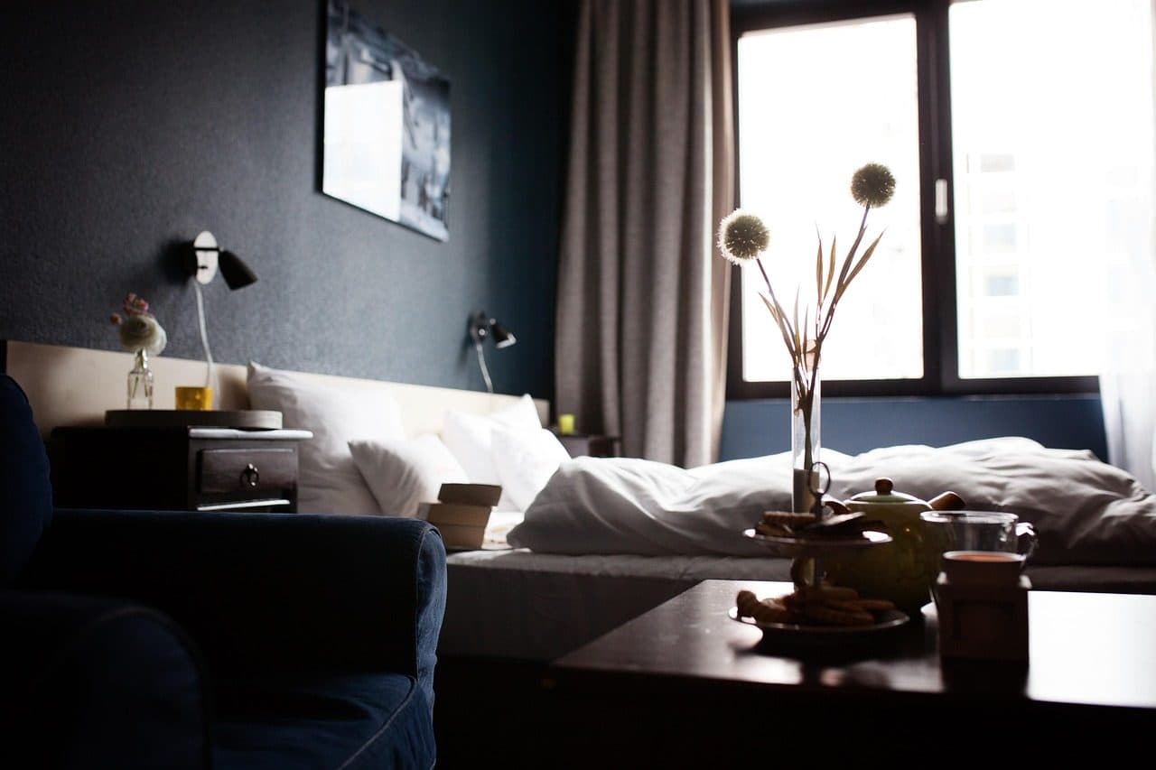 Quarto de hotel com cama de casal e ambiente decorado