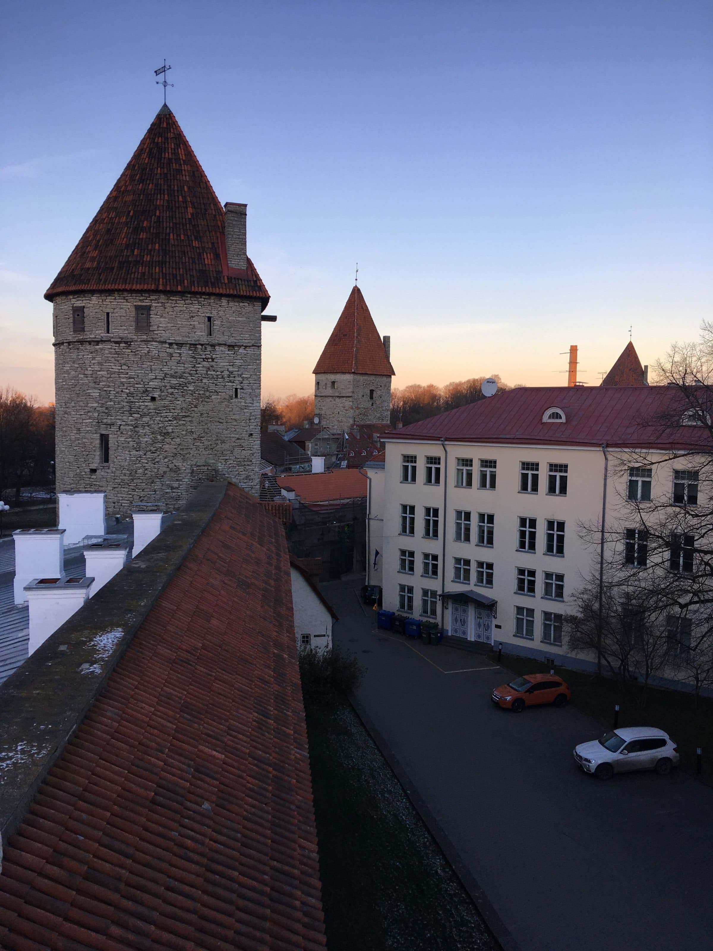 Vista de torres medievais em Tallinn, na Estônia, durante o pôr do sol