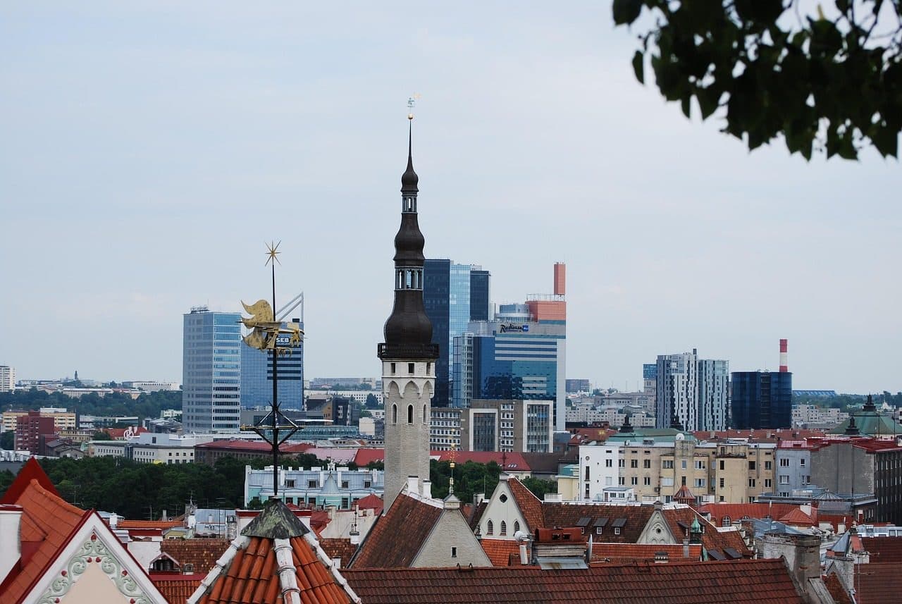 Vista da cidade de Tallinn com suas casas na Estônia