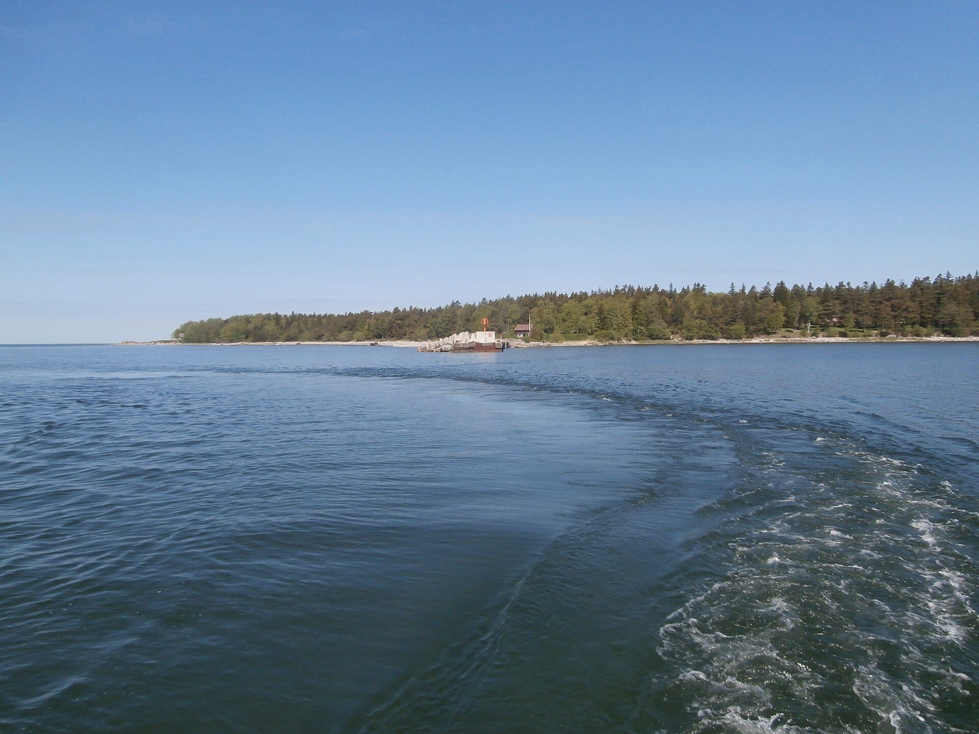 Vista do porto de Aegna na Ilha Aegna, na baía de Tallinn