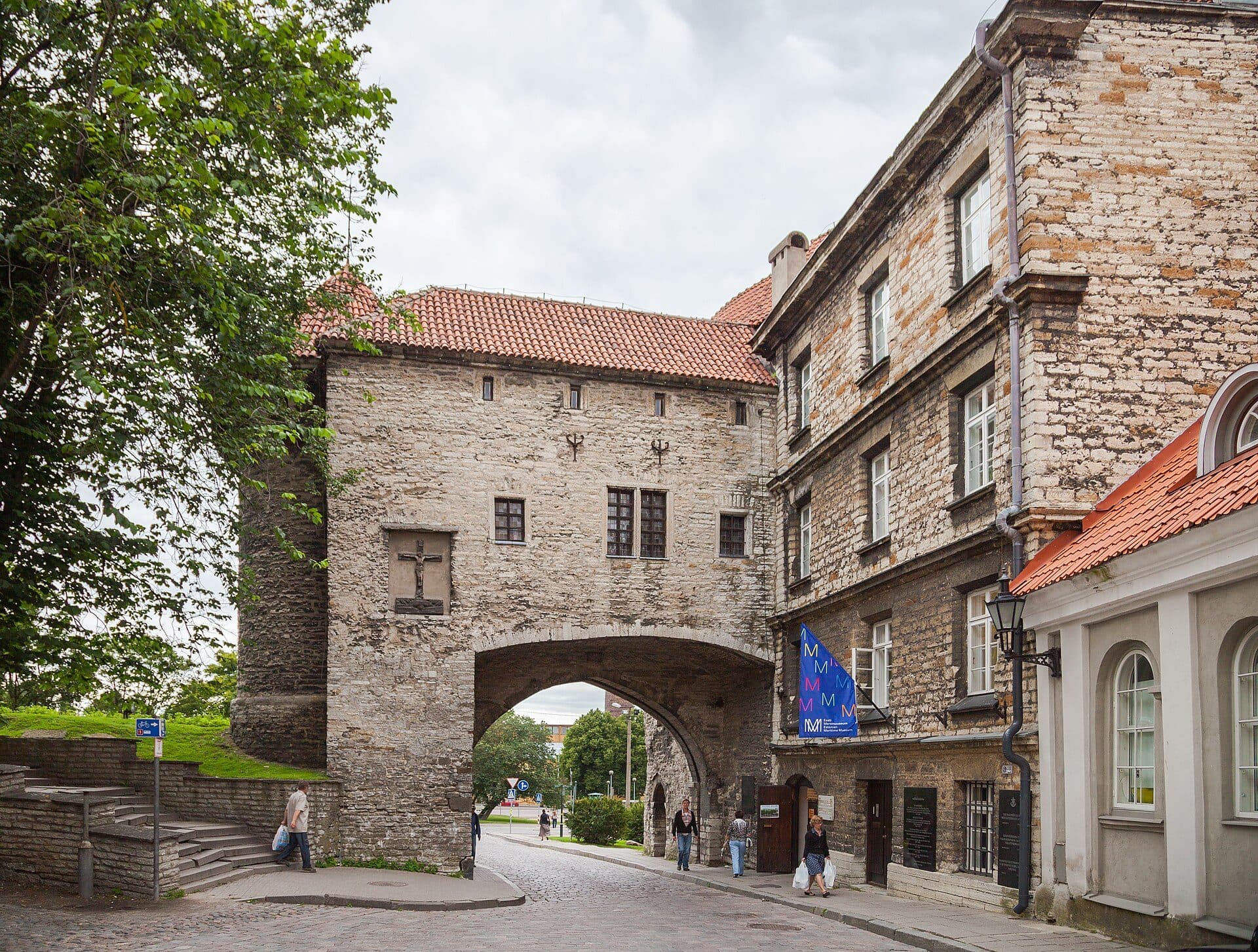 Vista da histórica Gran Puerta Costera em Tallinn, Estônia