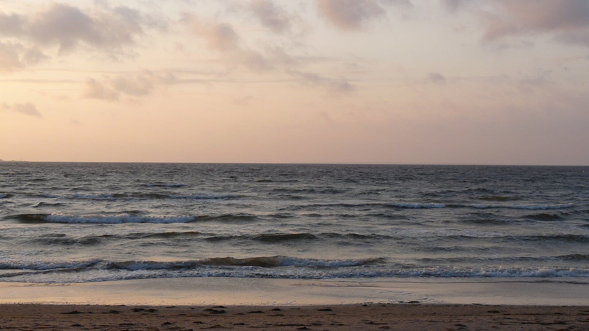 Vista da praia de Pirita durante o outono