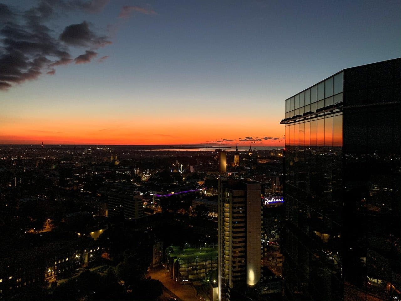 Centro histórico de Tallinn na Estônia com torres e arquitetura antiga durante a noite