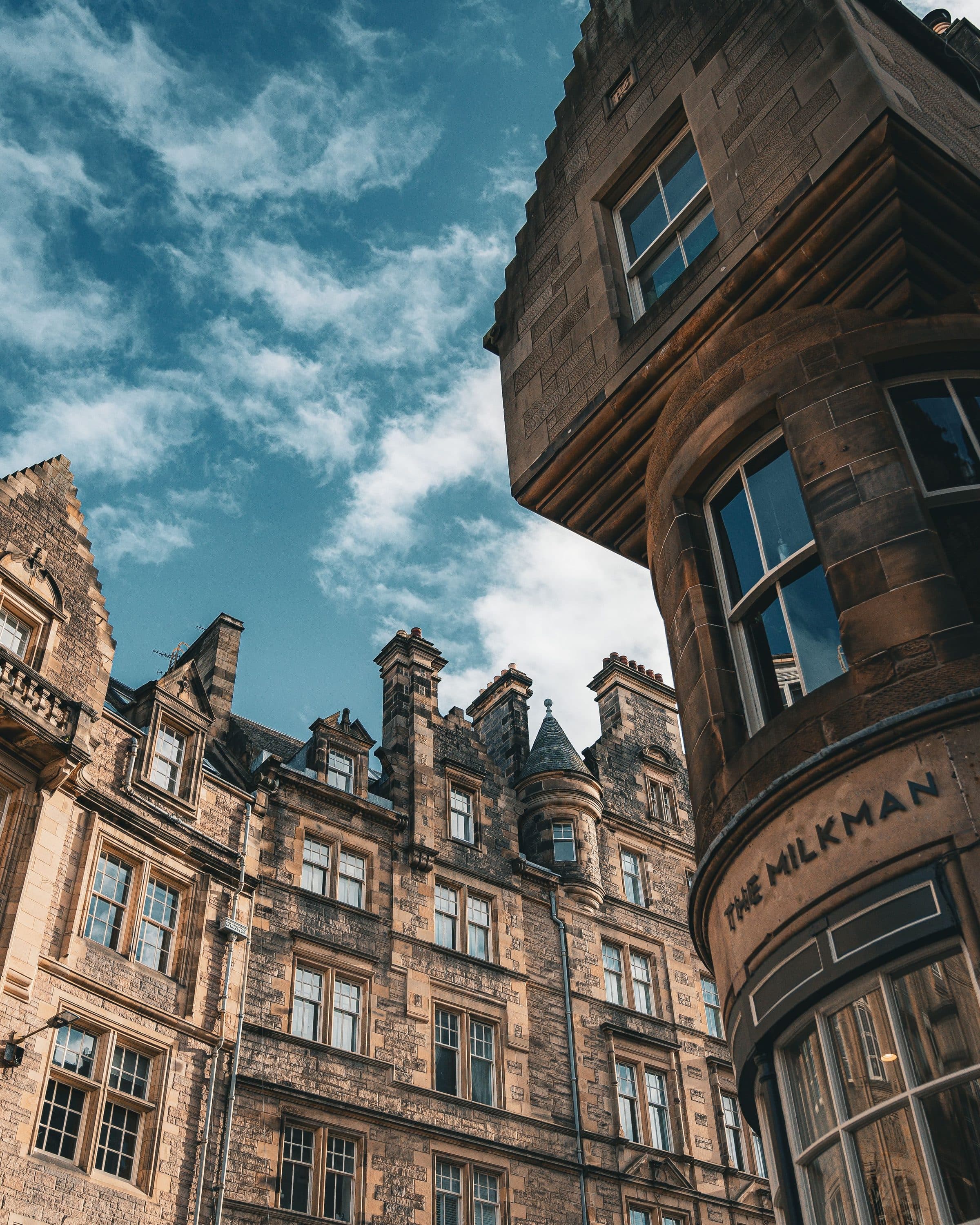 Edifícios históricos da Old Town de Edimburgo sob um céu azul
