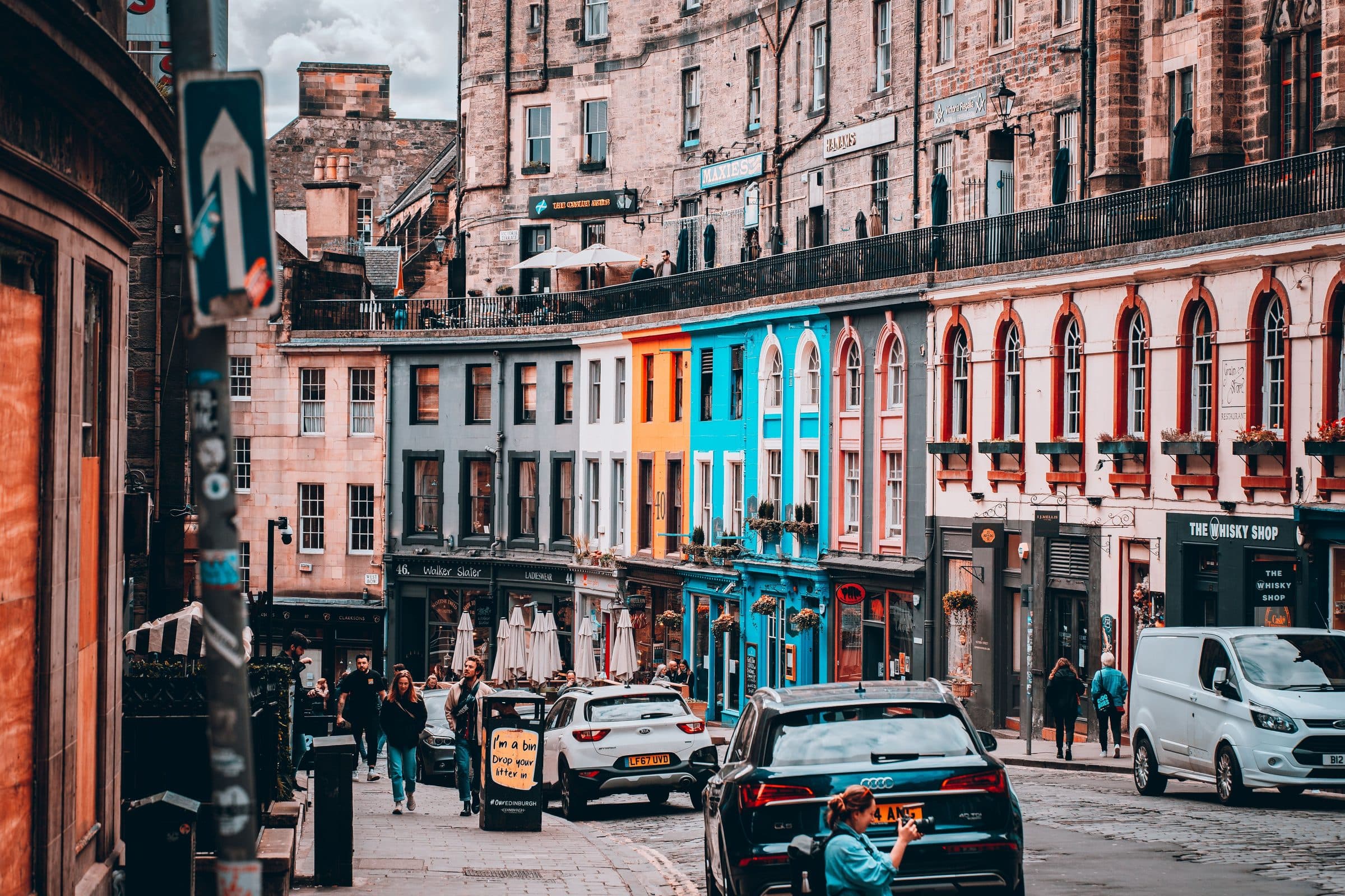 Vista de uma rua colorida e movimentada em Edimburgo