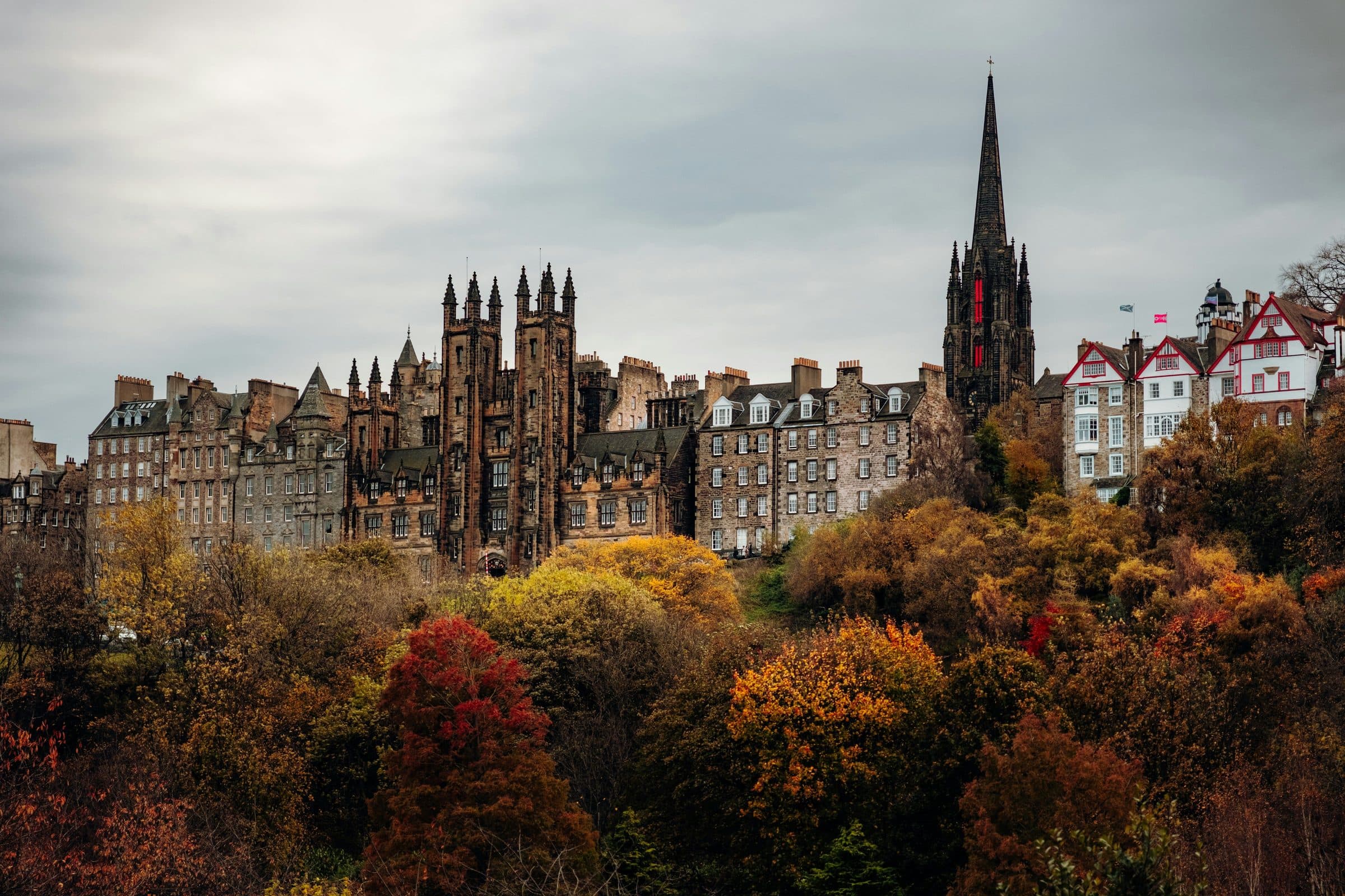 Arquitetura gótica da Old Town de Edimburgo entre folhas coloridas de outono