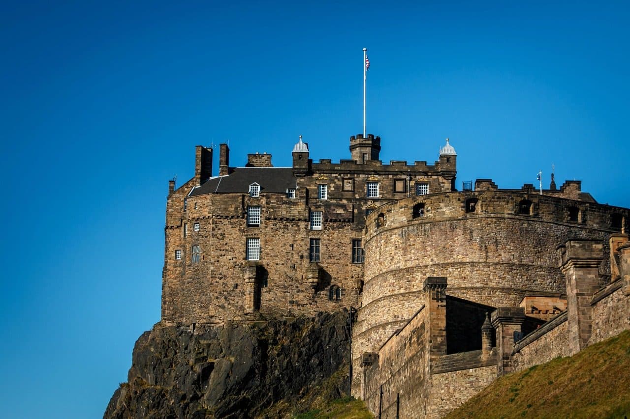 Vista do Castelo de Edimburgo sob céu azul na Escócia
