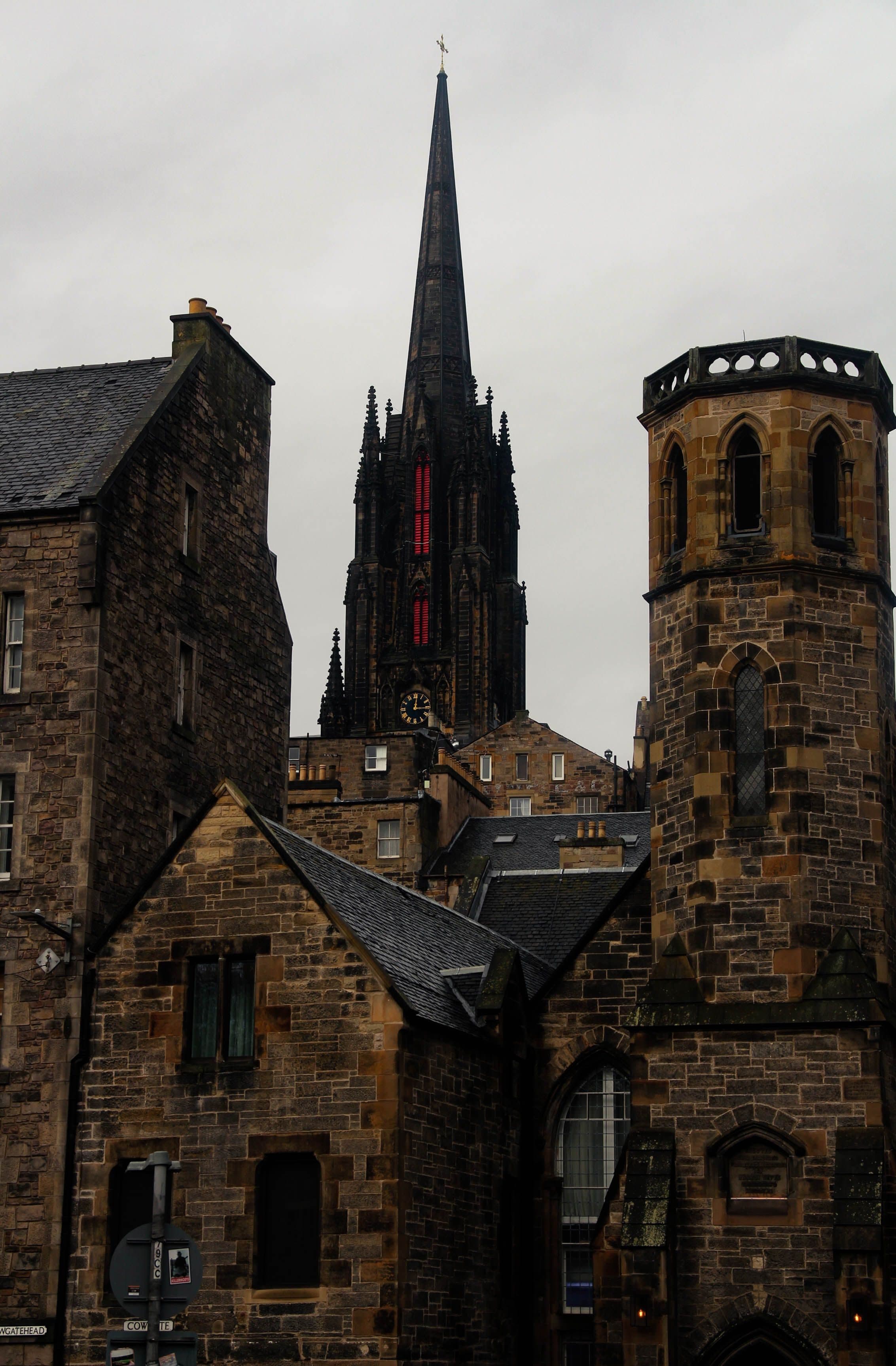 Torre gótica e edifícios históricos de pedra na Old Town de Edimburgo, Escócia