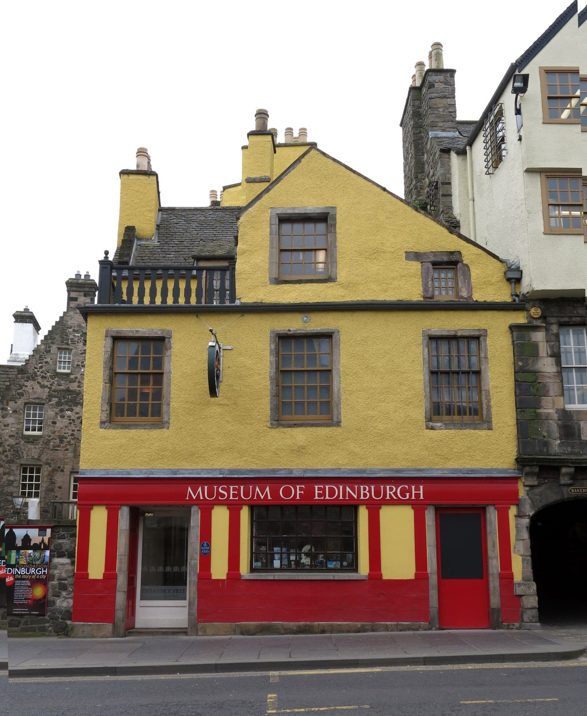 Vista externa do Museum of Edinburgh em Edimburgo