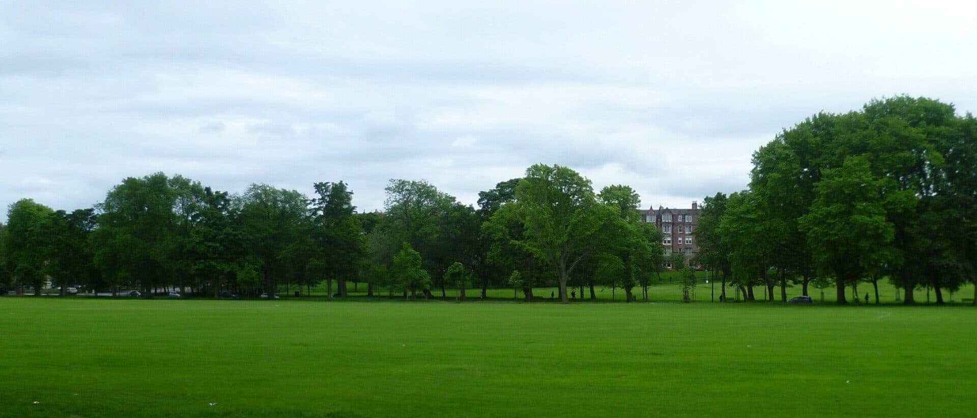 Vista do parque The Meadows na cidade de Edinburgh