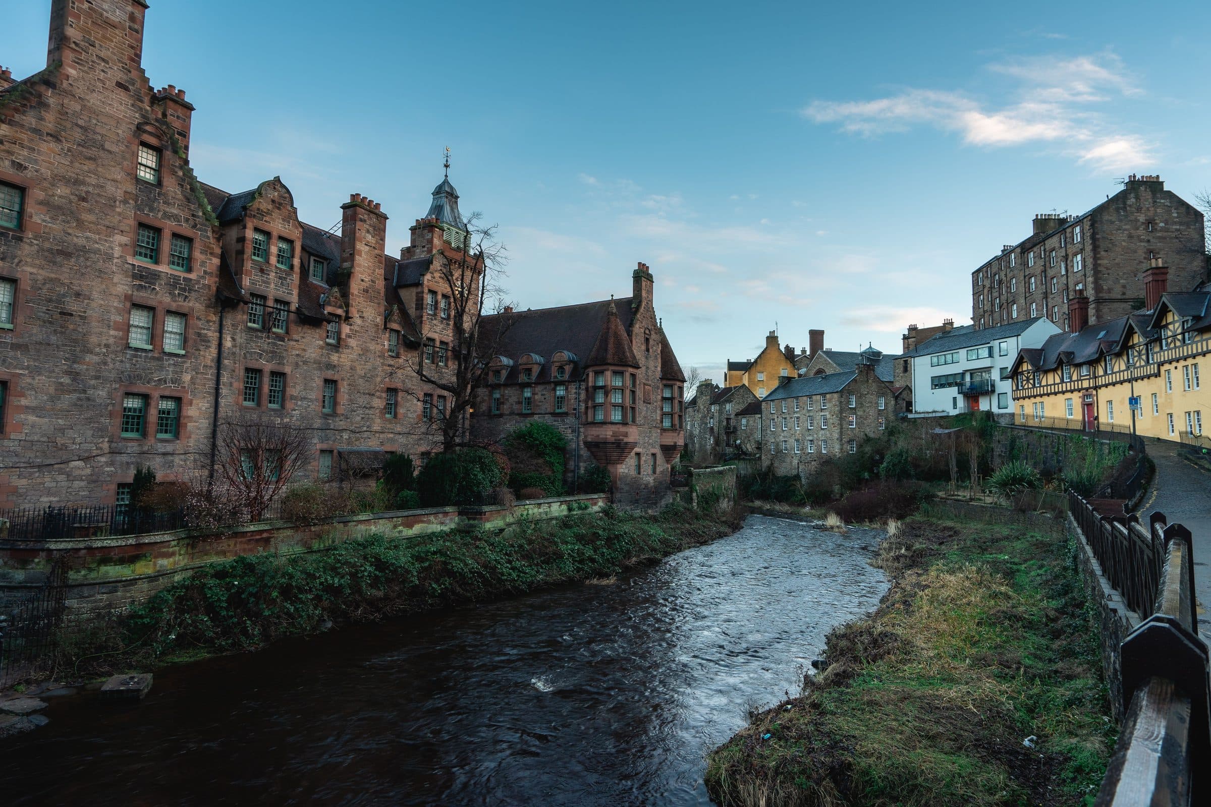 Edifícios históricos ao longo do rio Water of Leith em Dean Village, Edimburgo