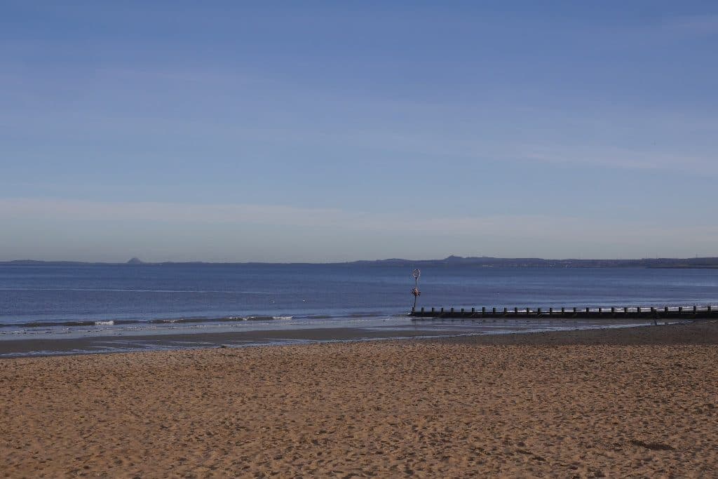 Vista da faixa de areia e do mar na Praia de Portobello