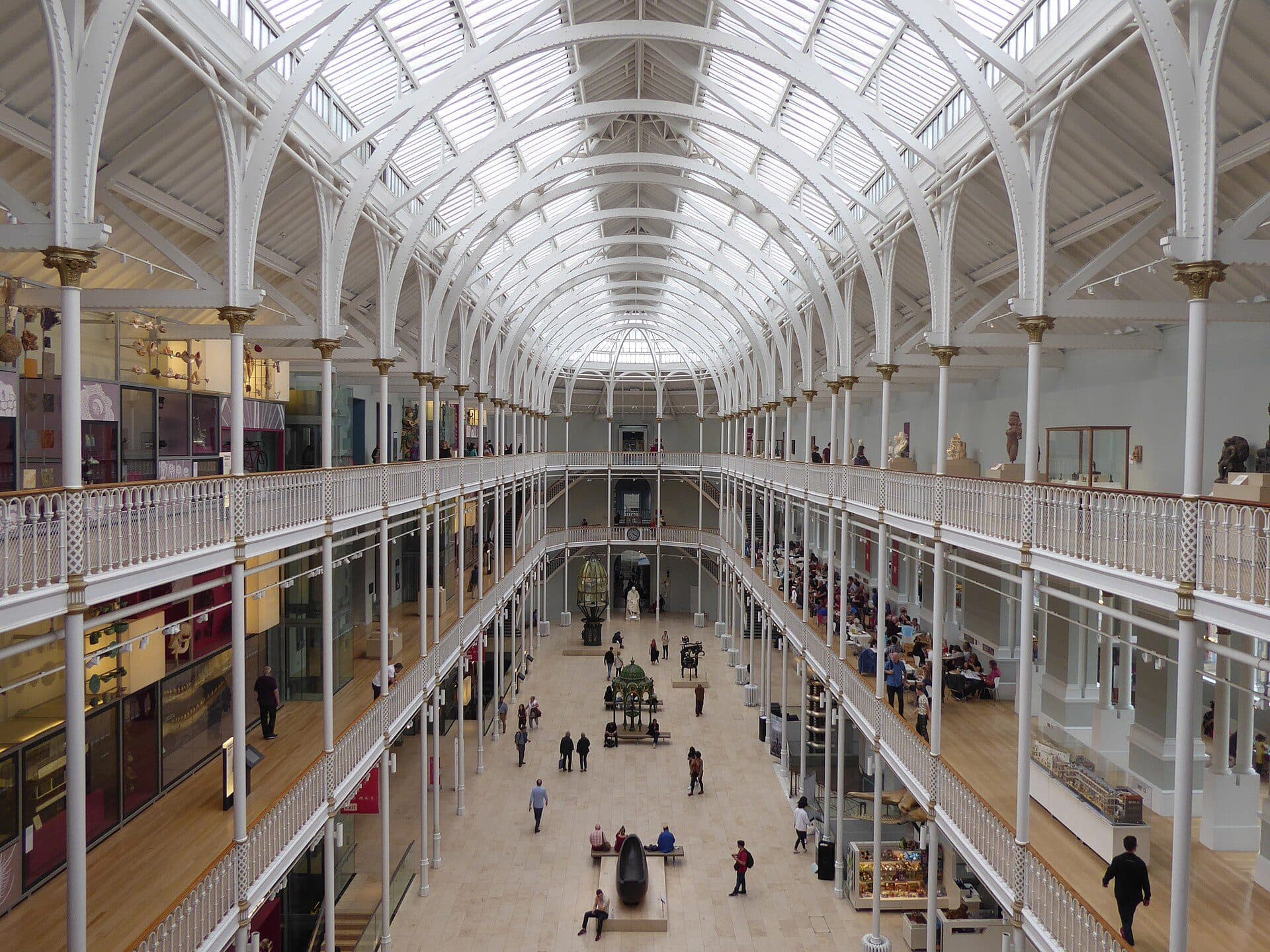 Vista do interior do National Museum of Scotland