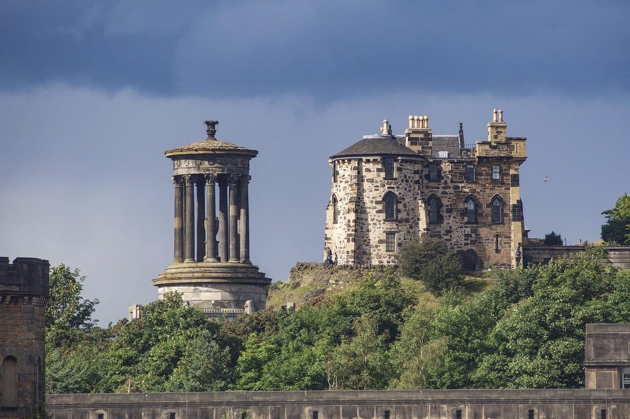 Vista do Dugald Stewart Monument no morro Calton Hill em Edimburgo, Escócia