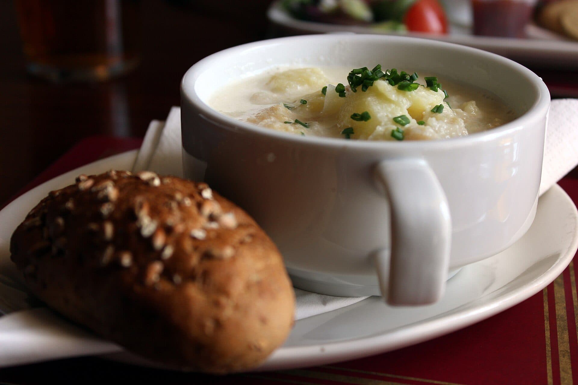 Tigela de Cullen skink, tradicional sopa escocesa cremosa à base de peixe defumado e batatas