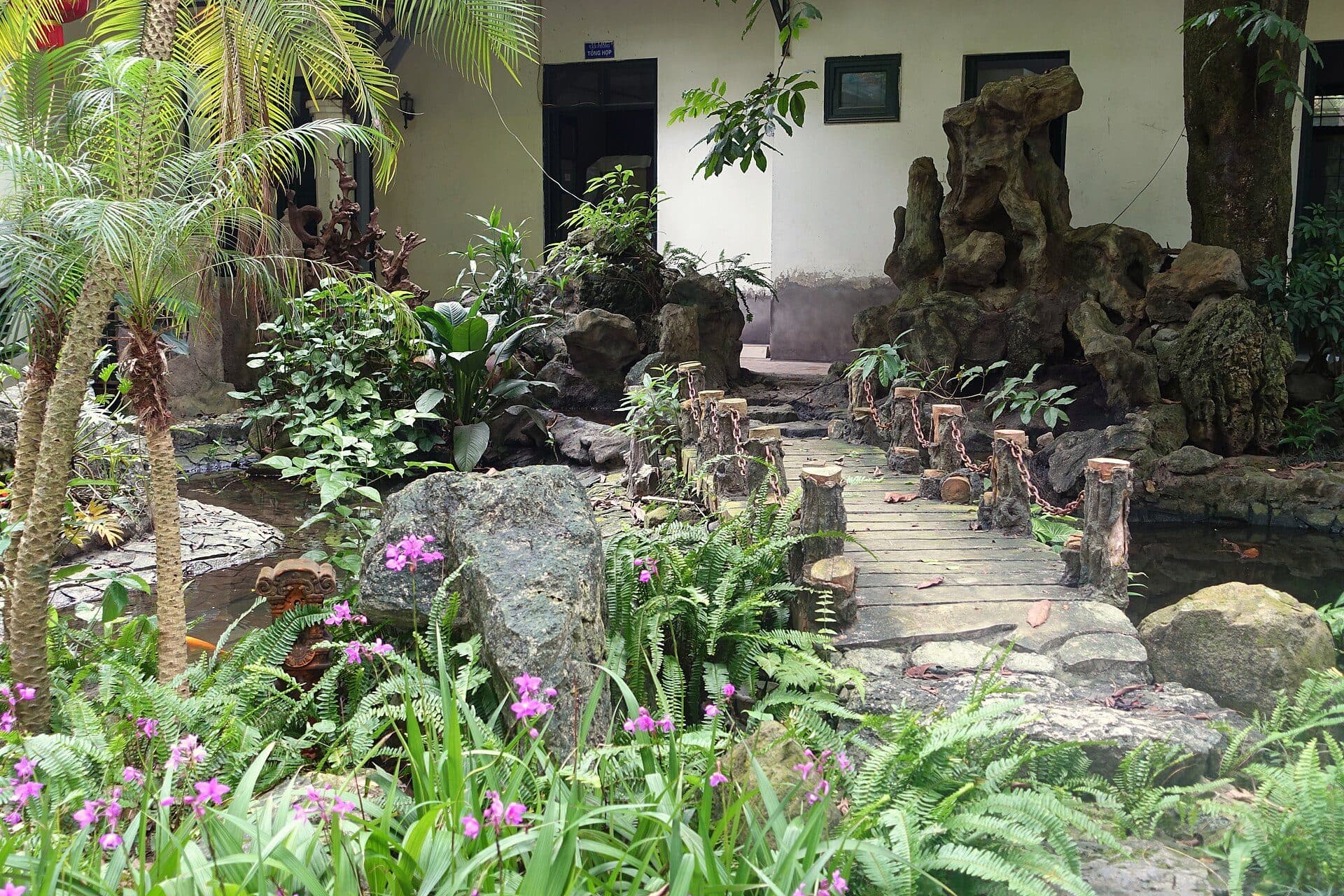 Ponte localizada no Jardim Botânico de Hanói, no Vietnã