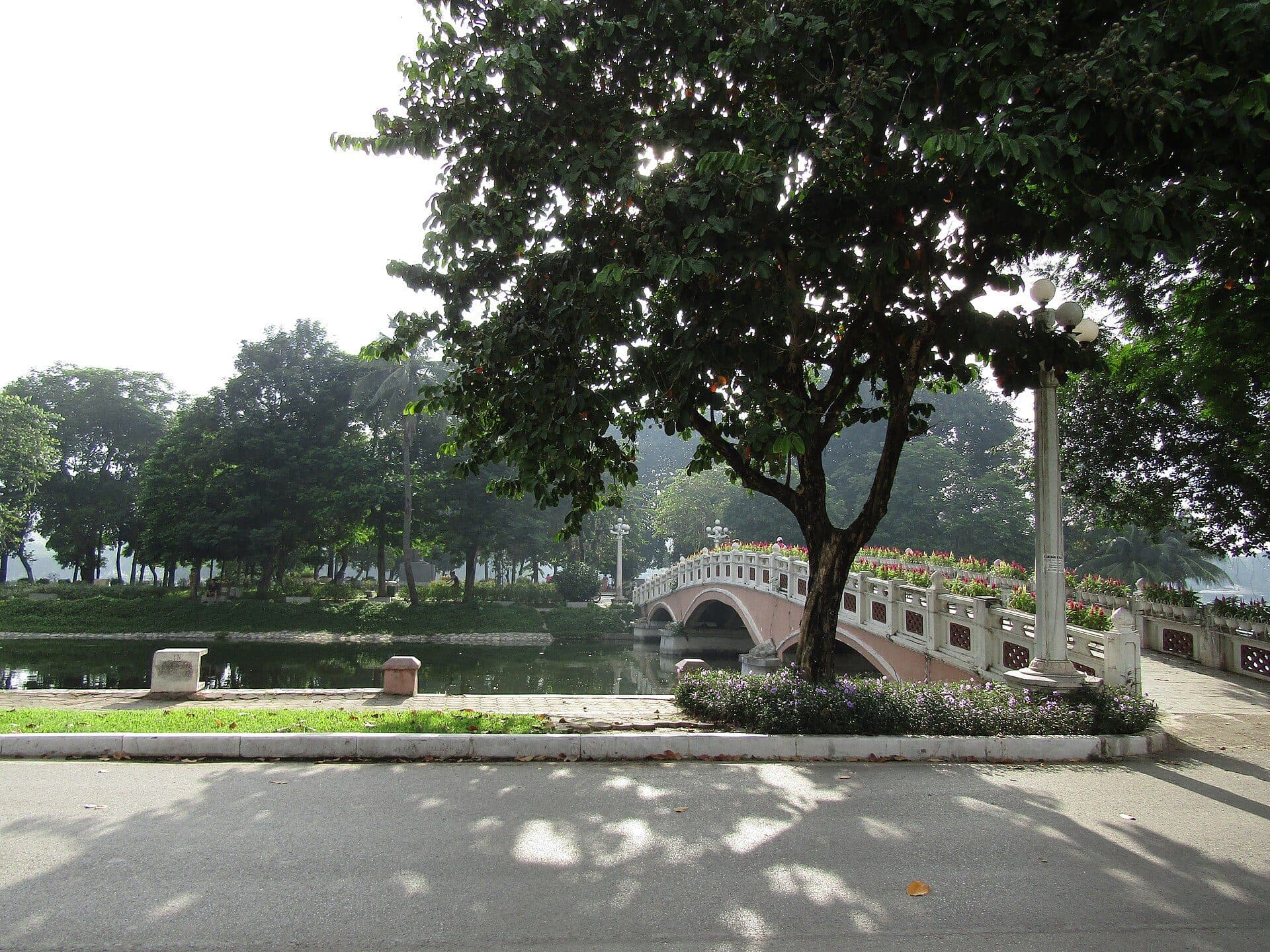 Vista geral da área verde e arborizada no Parque Thong Nhat