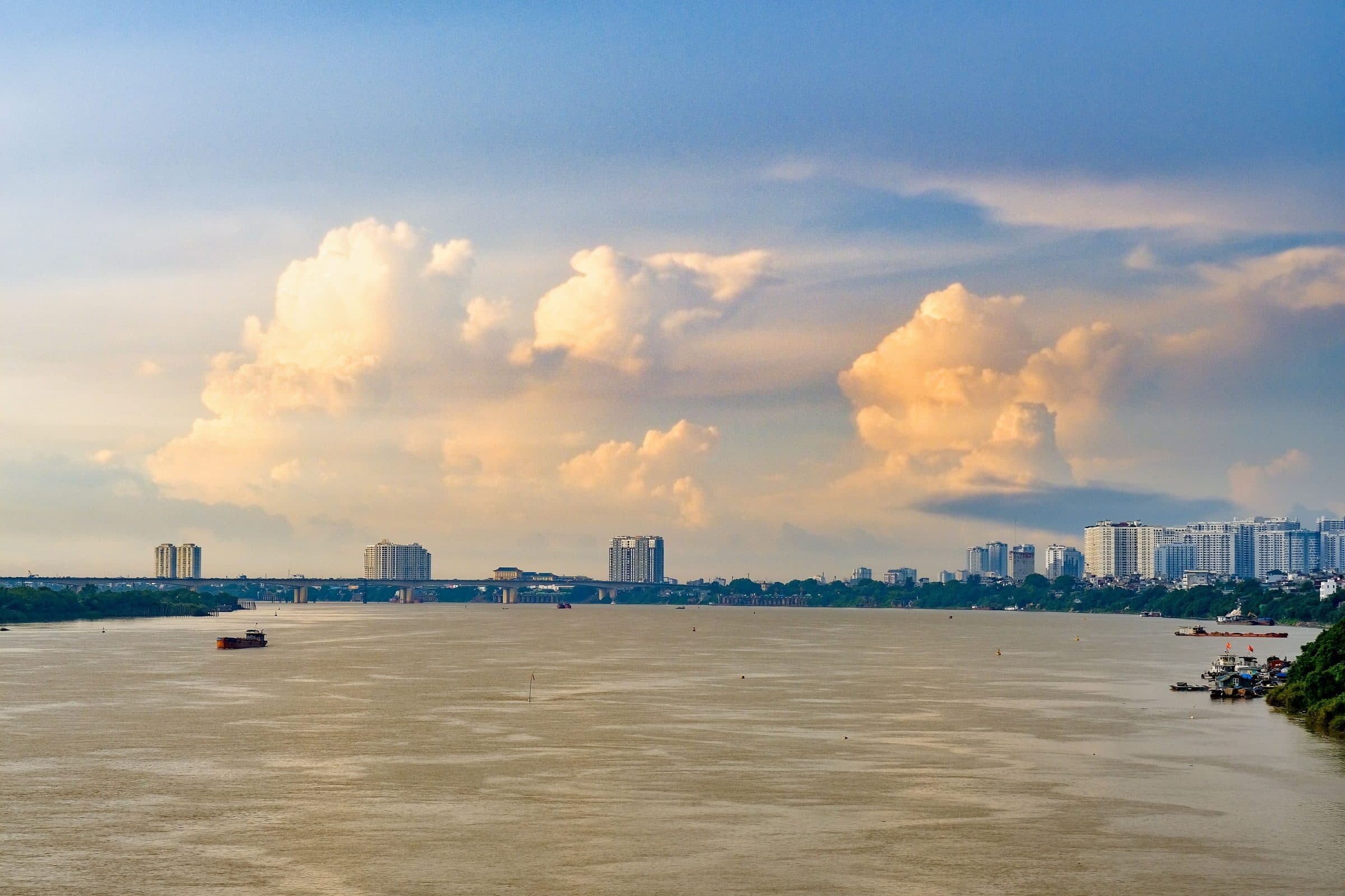 Ponte Long Biên sobre o Rio Vermelho com vista da paisagem urbana de Hanoi no Vietnã