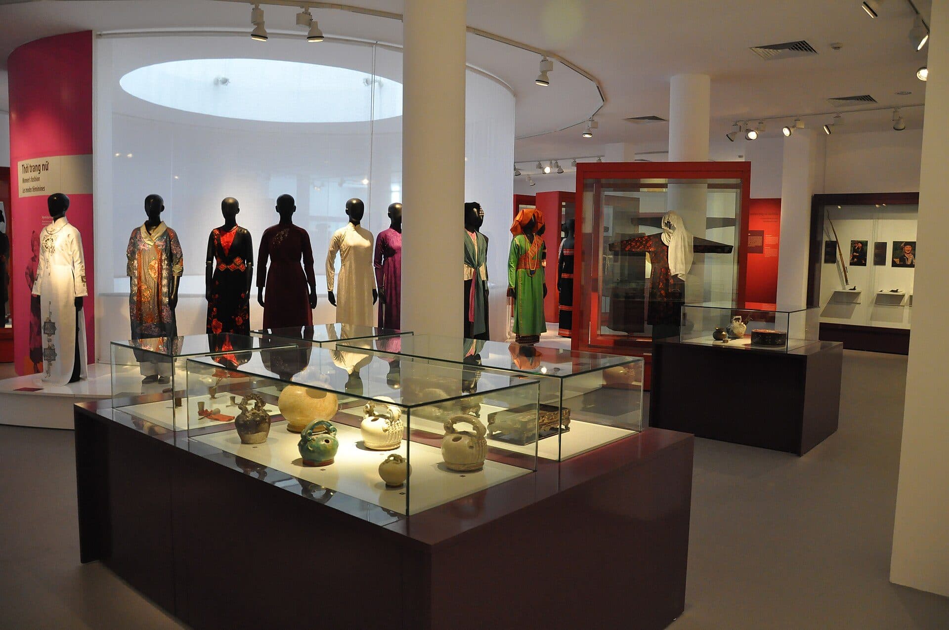 Seção de moda feminina no Museu das Mulheres do Vietnã