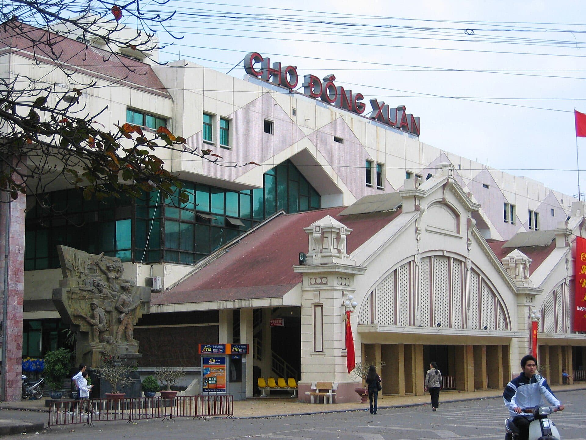 Visão da fachada e entrada do Mercado Dong Xuan