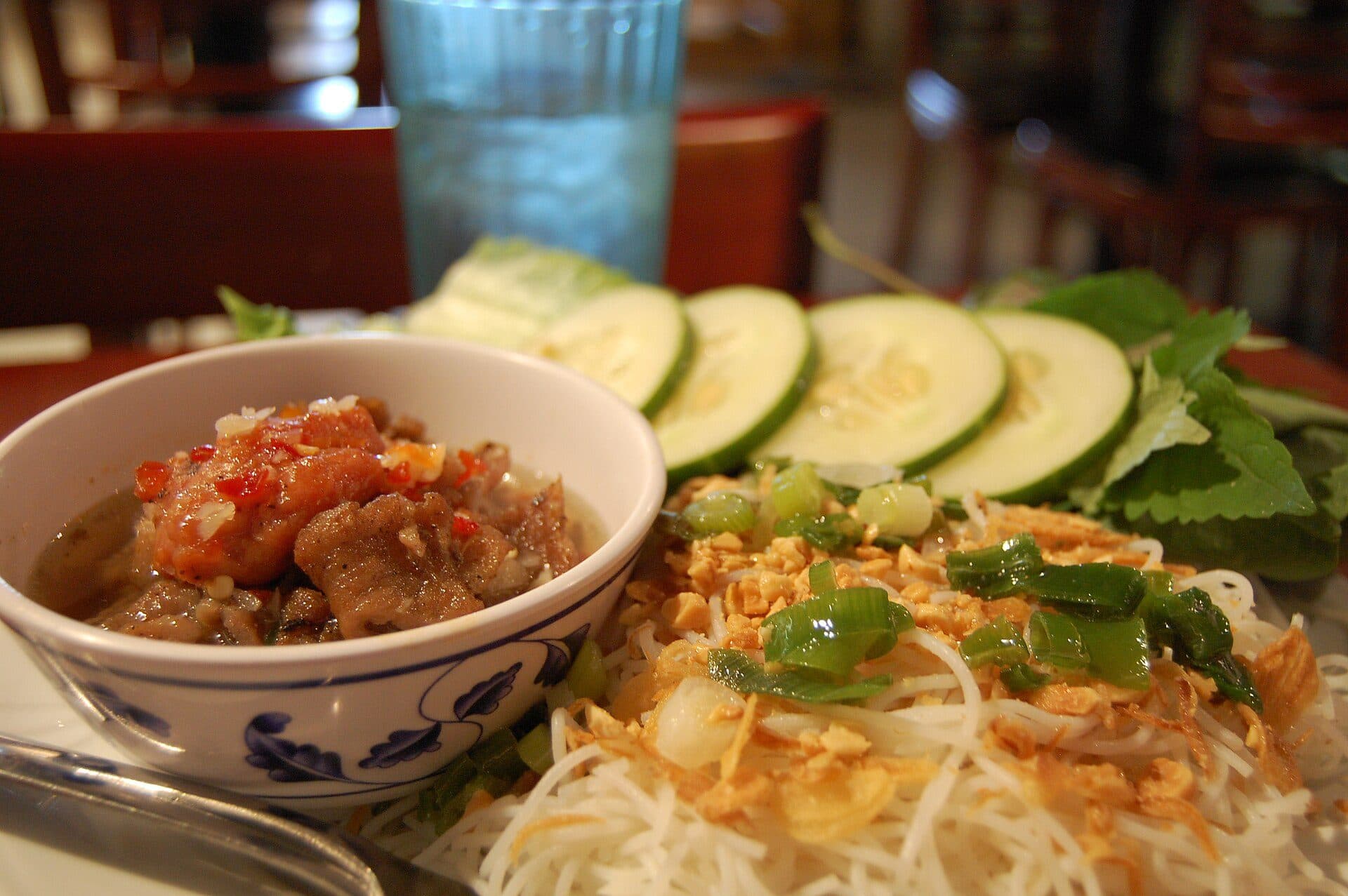 Prato de bún chả, comida típica vietnamita servida com acompanhamentos