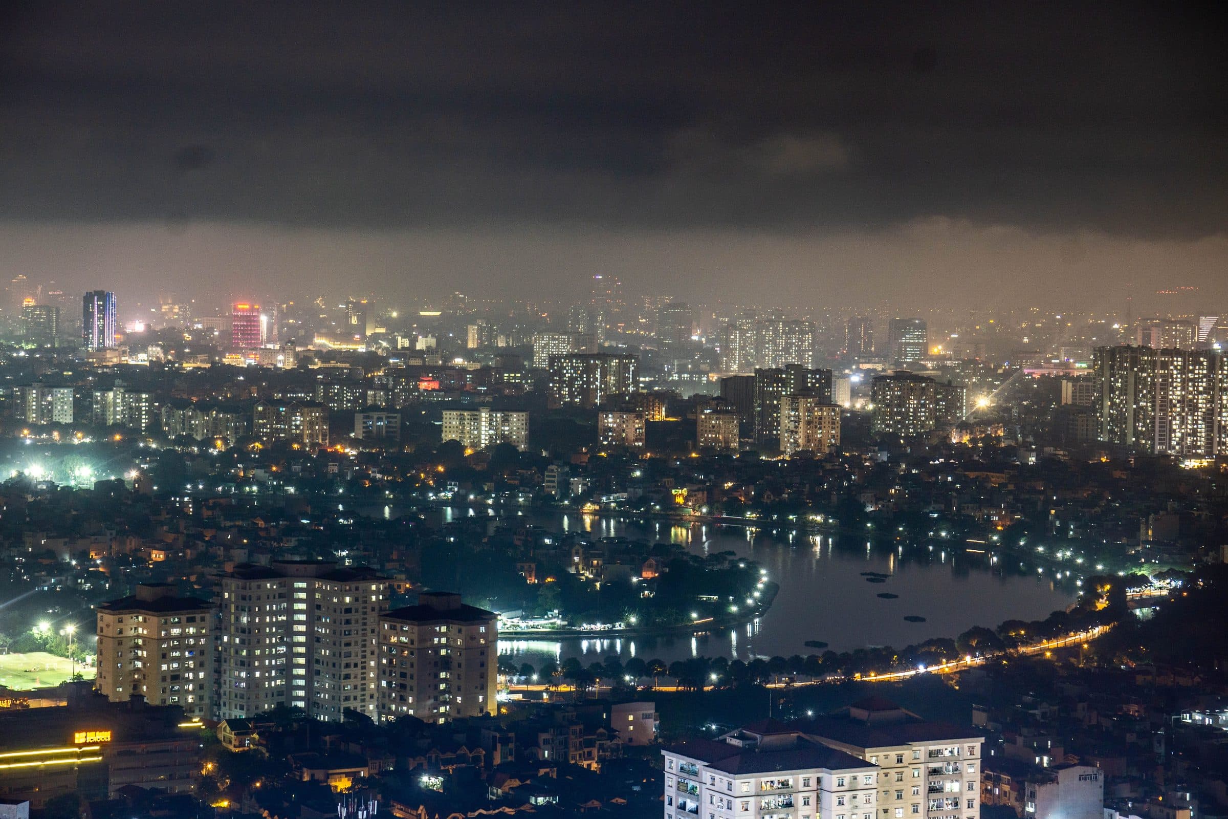 Vista aérea noturna da cidade de Hanói com edifícios iluminados