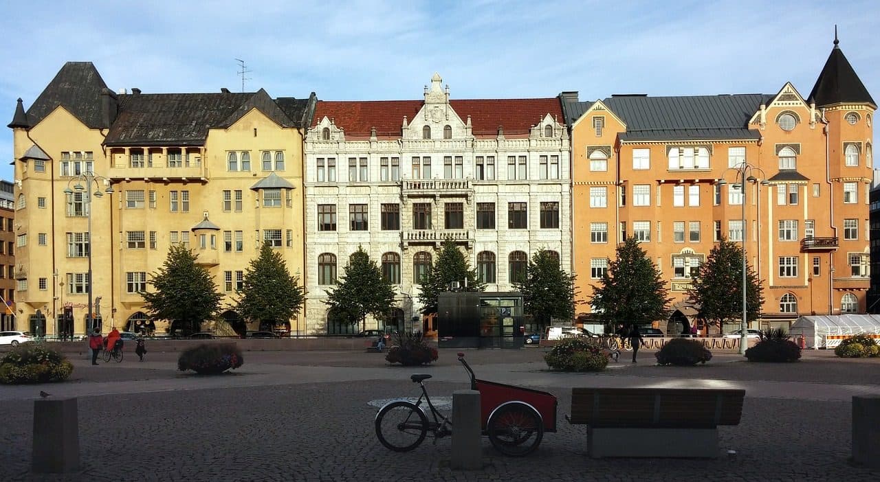 Edifícios em Helsinki sob a luz do sol na Finlândia