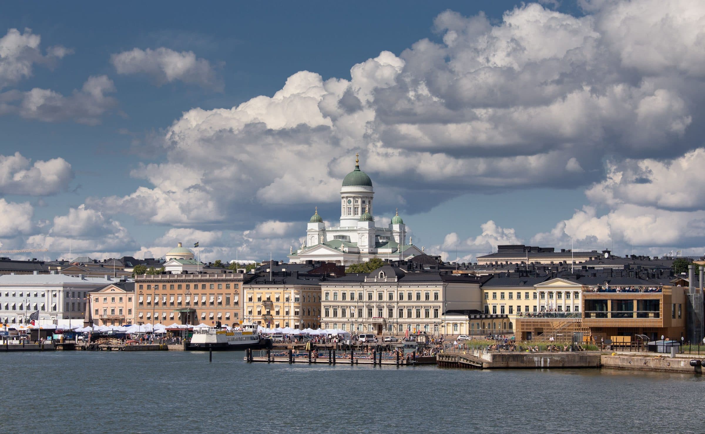 Vista da paisagem urbana de Helsinque com a Catedral de Helsinque sob o céu