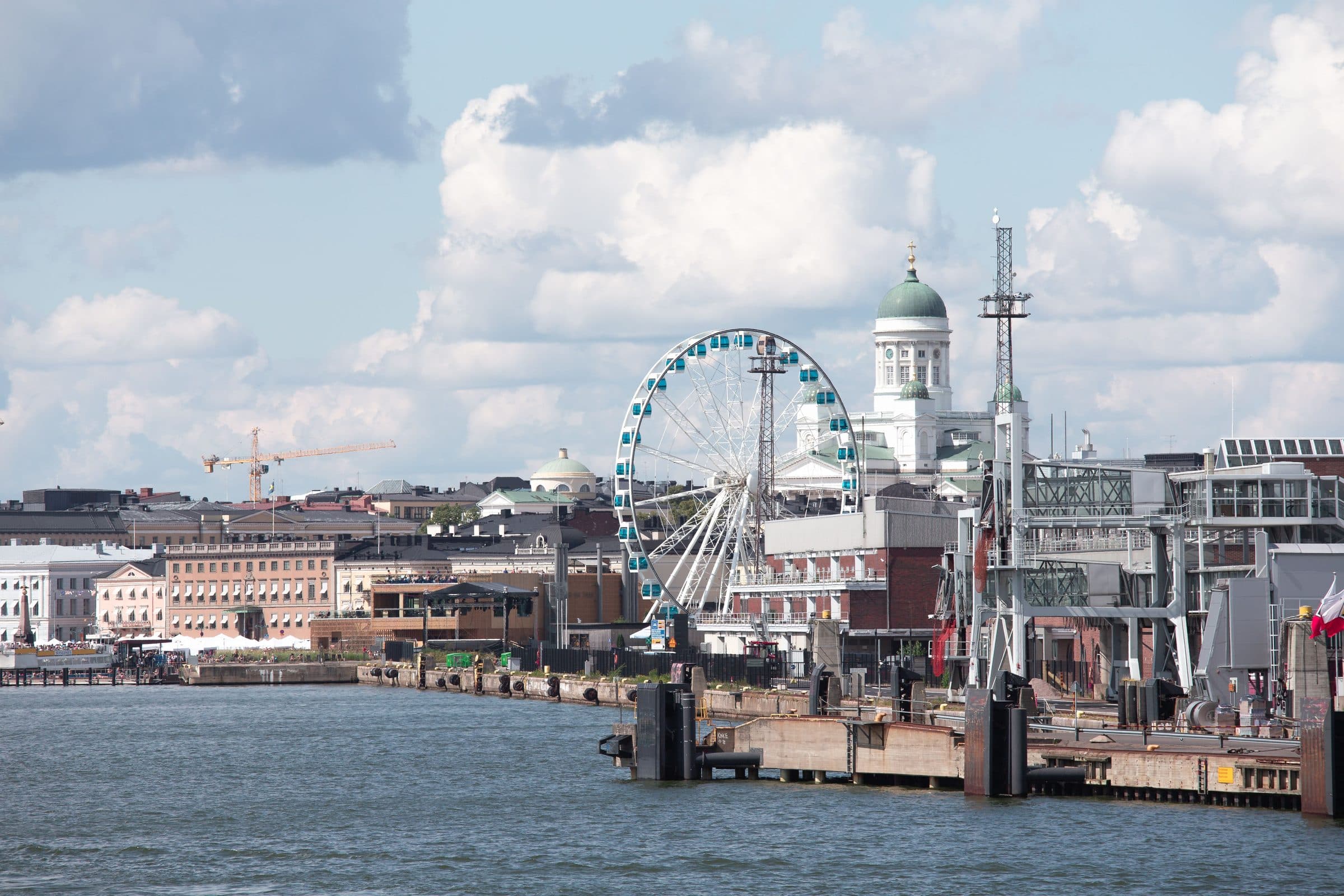 Orla de Helsinque com a roda-gigante Sky Wheel e a Catedral de Helsinque