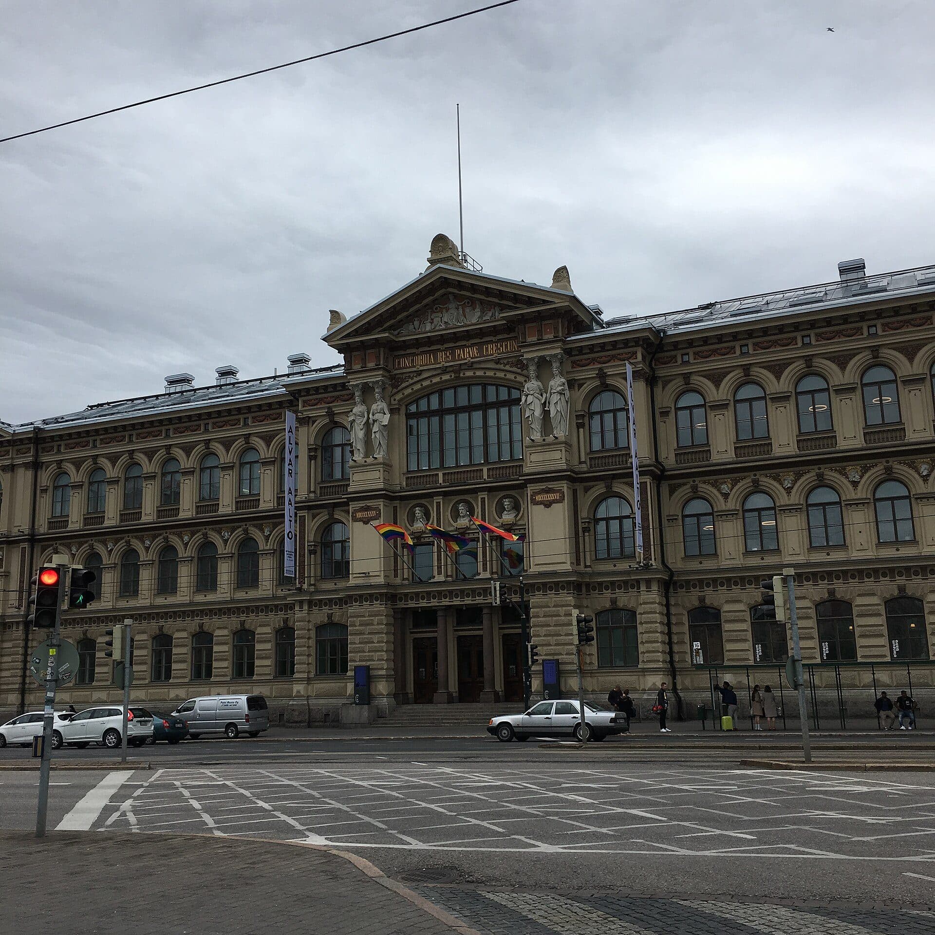 Bandeiras do Orgulho LGBTQIA+ hasteadas no Museu de Arte Ateneum