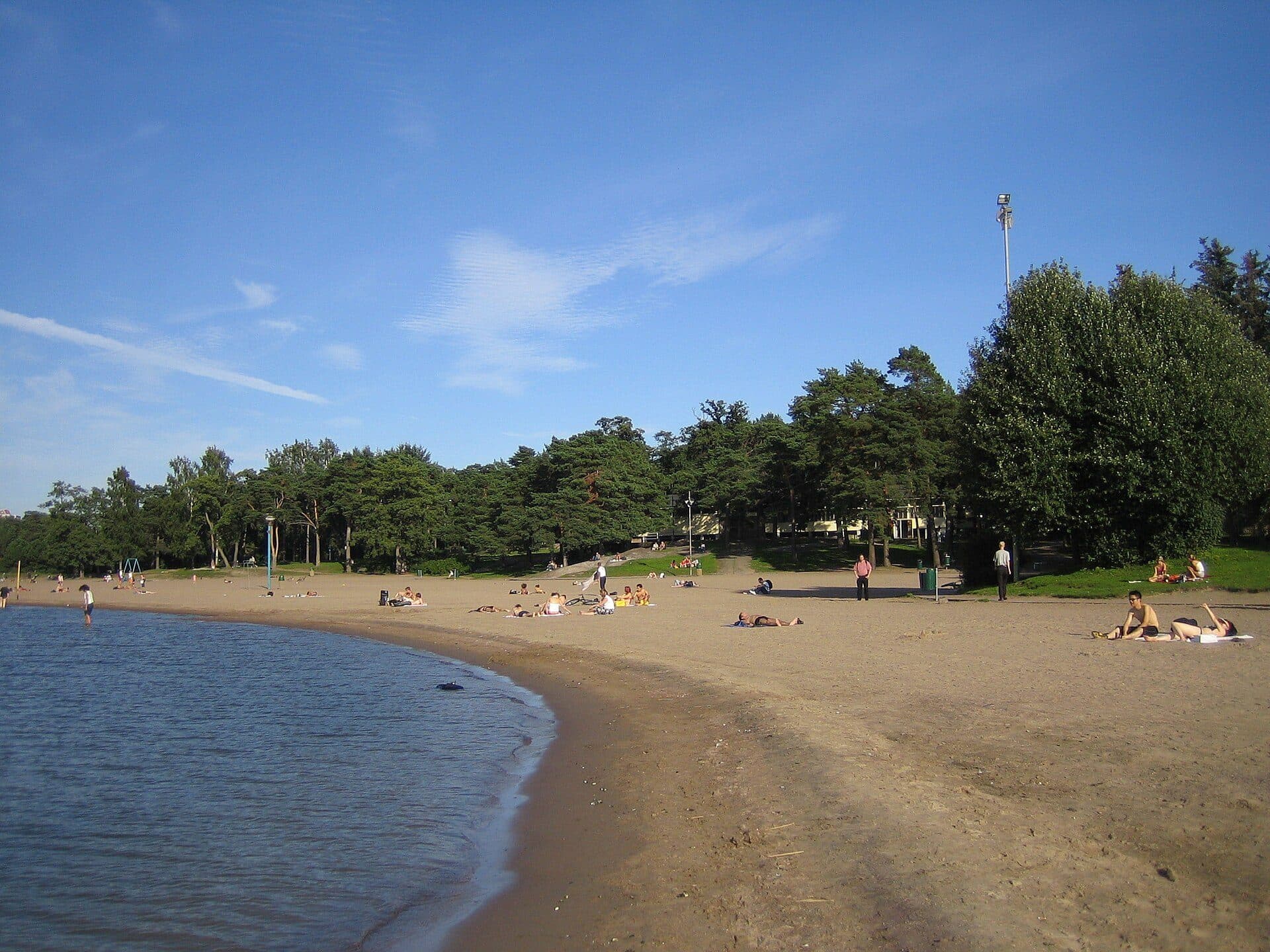 Vista da praia de Hietaniemi em Helsinki