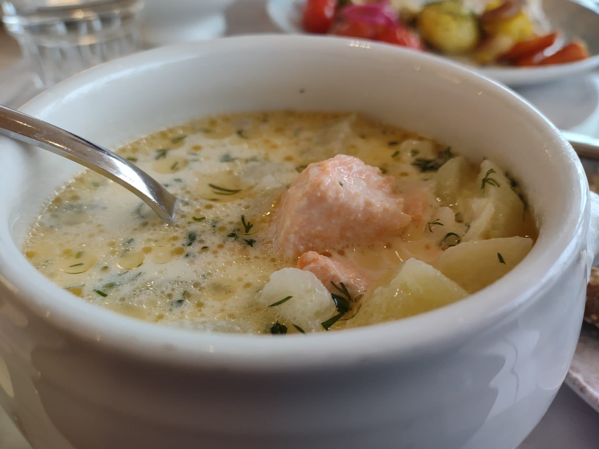 Prato com sopa de truta servida em uma tigela