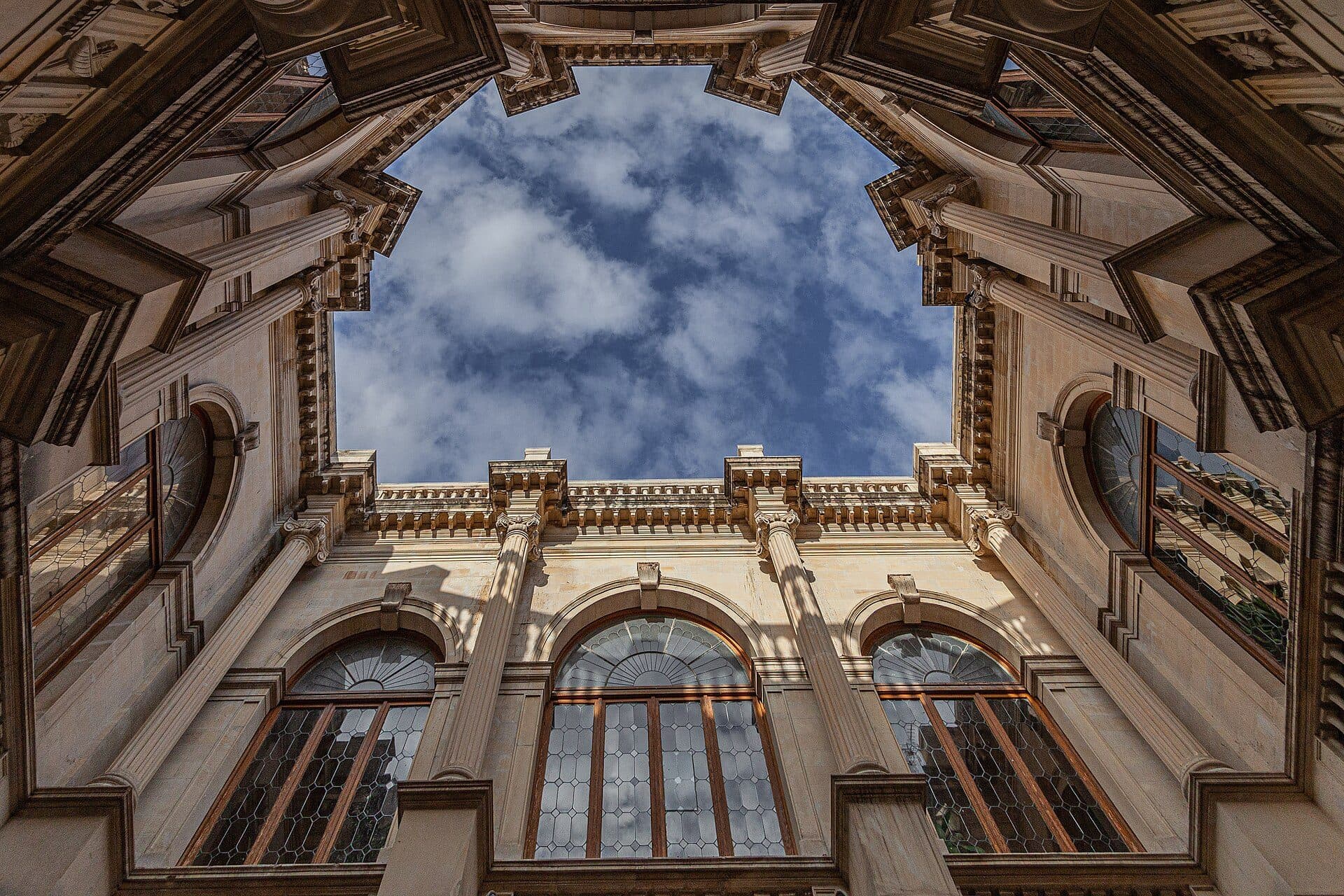 Pátio interno da Venetian Loggia em Heraklion