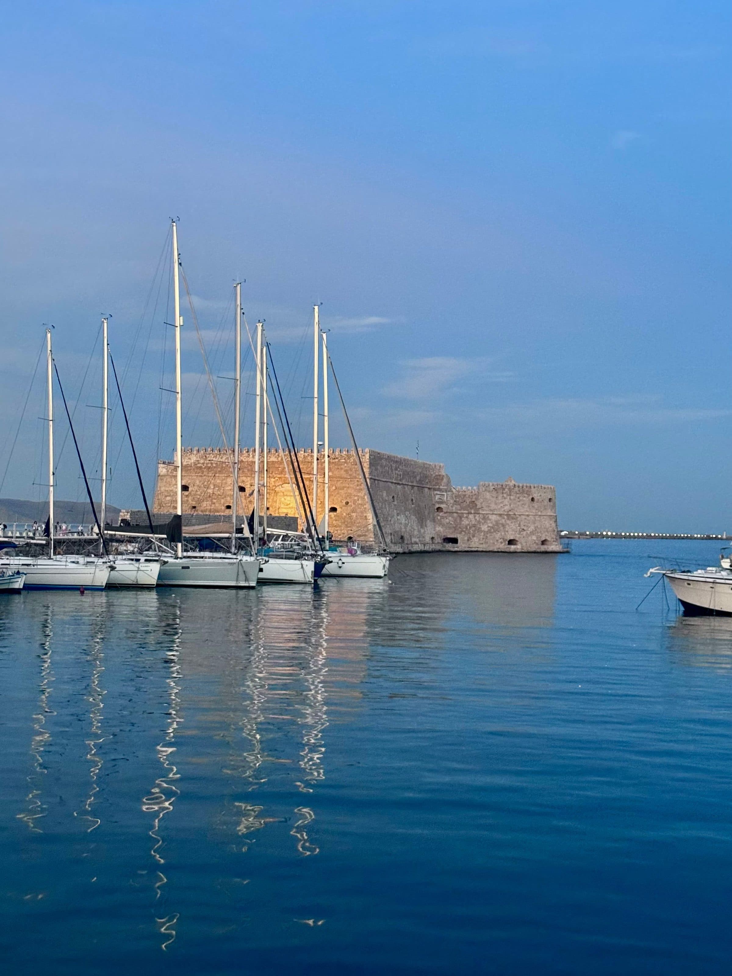Iates ancorados próximos à fortaleza veneziana em Heraklion, Creta