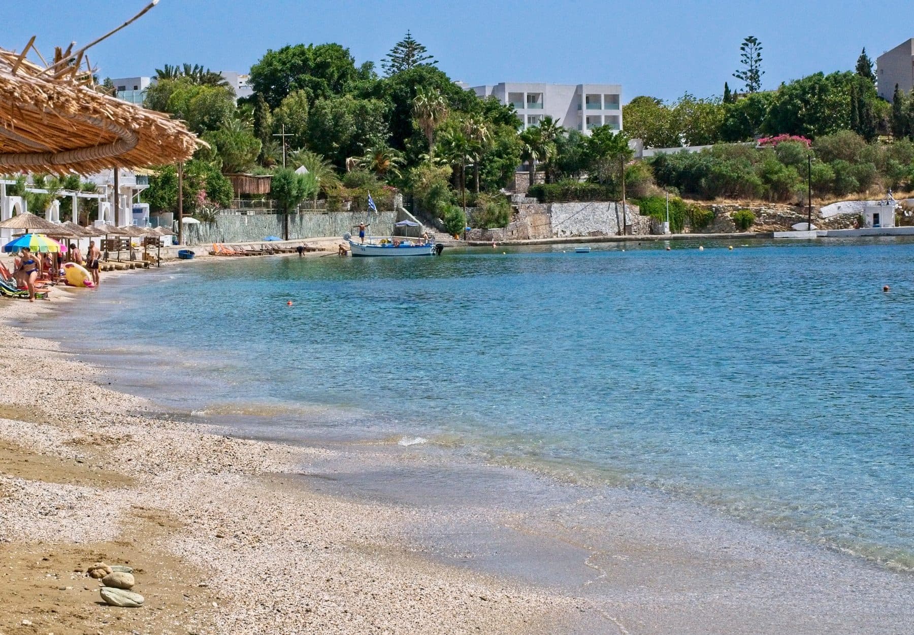 Vista da praia de Agia Pelagia deserta