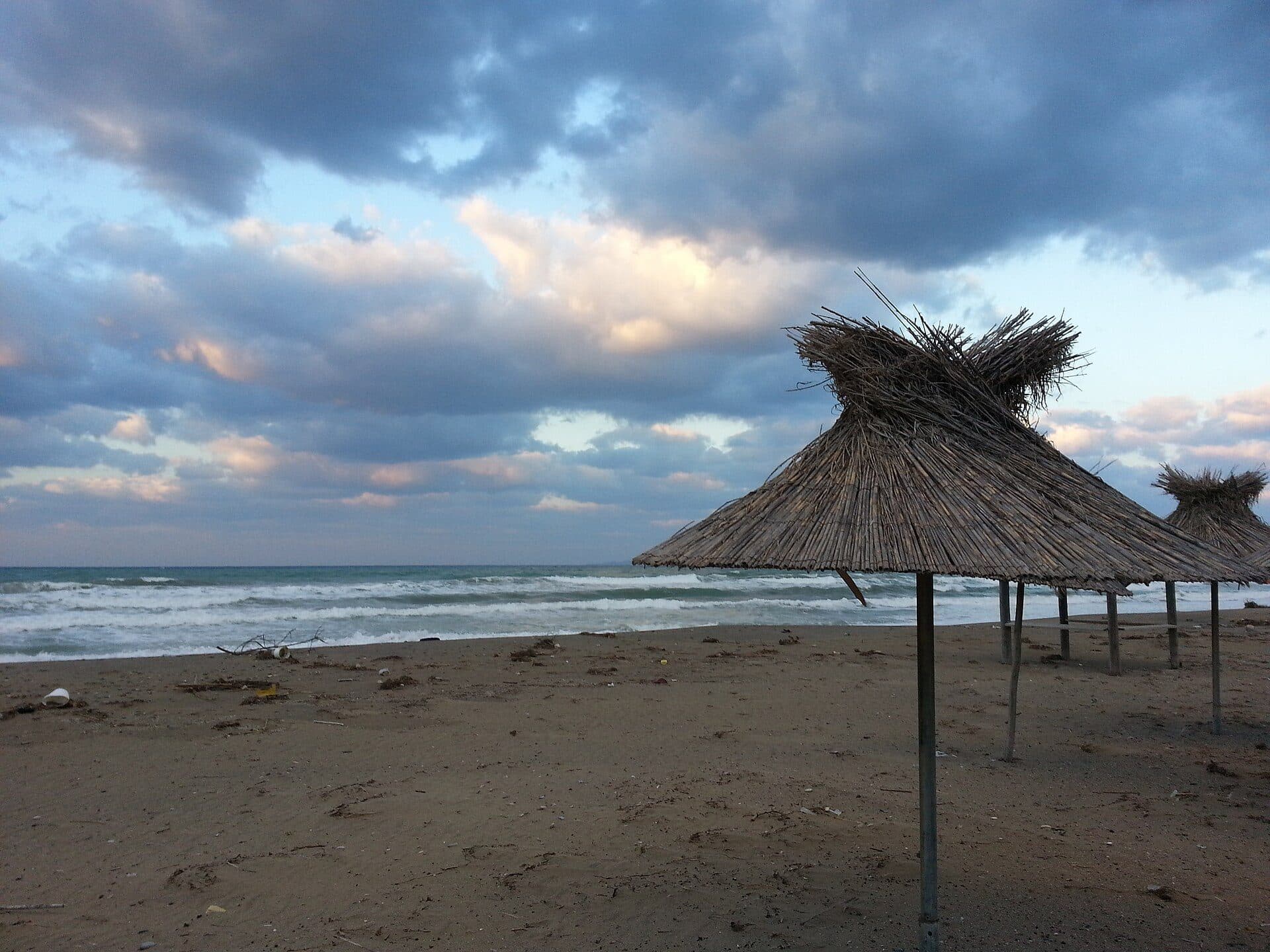 Vista da orla da praia de Amoudara durante o mês de março