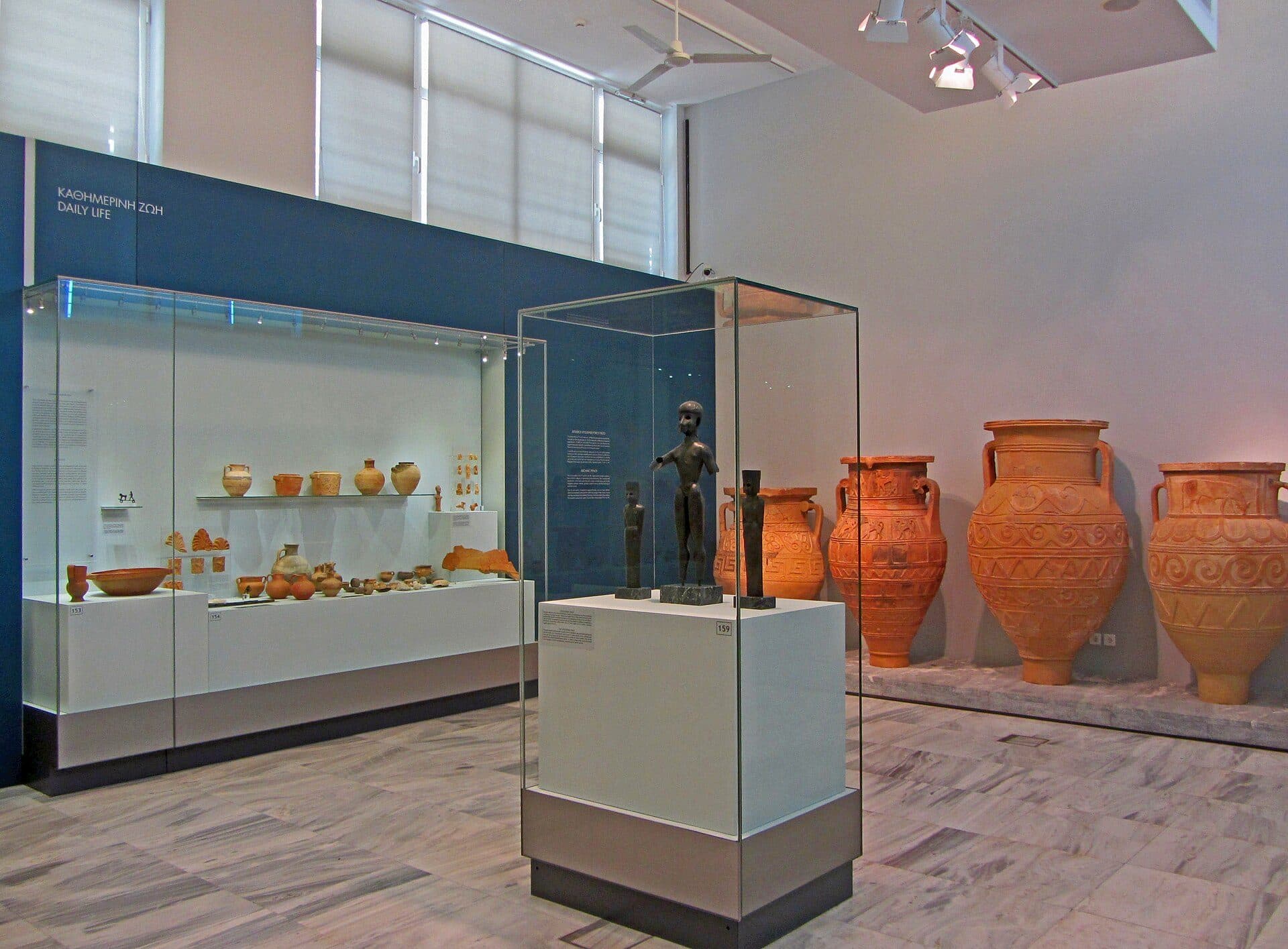 Interior do Museu Arqueológico de Heraklion com acervo em exposição
