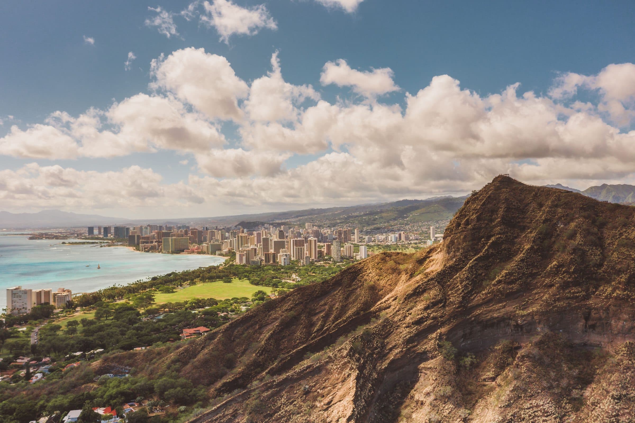 Vista aérea da cidade de Honolulu com a montanha Diamond Head ao fundo