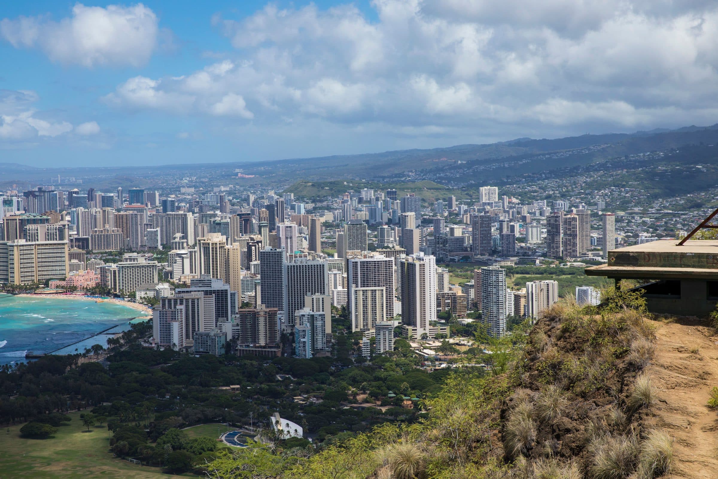 Vista panorâmica da cidade de Honolulu e do oceano a partir de um mirante