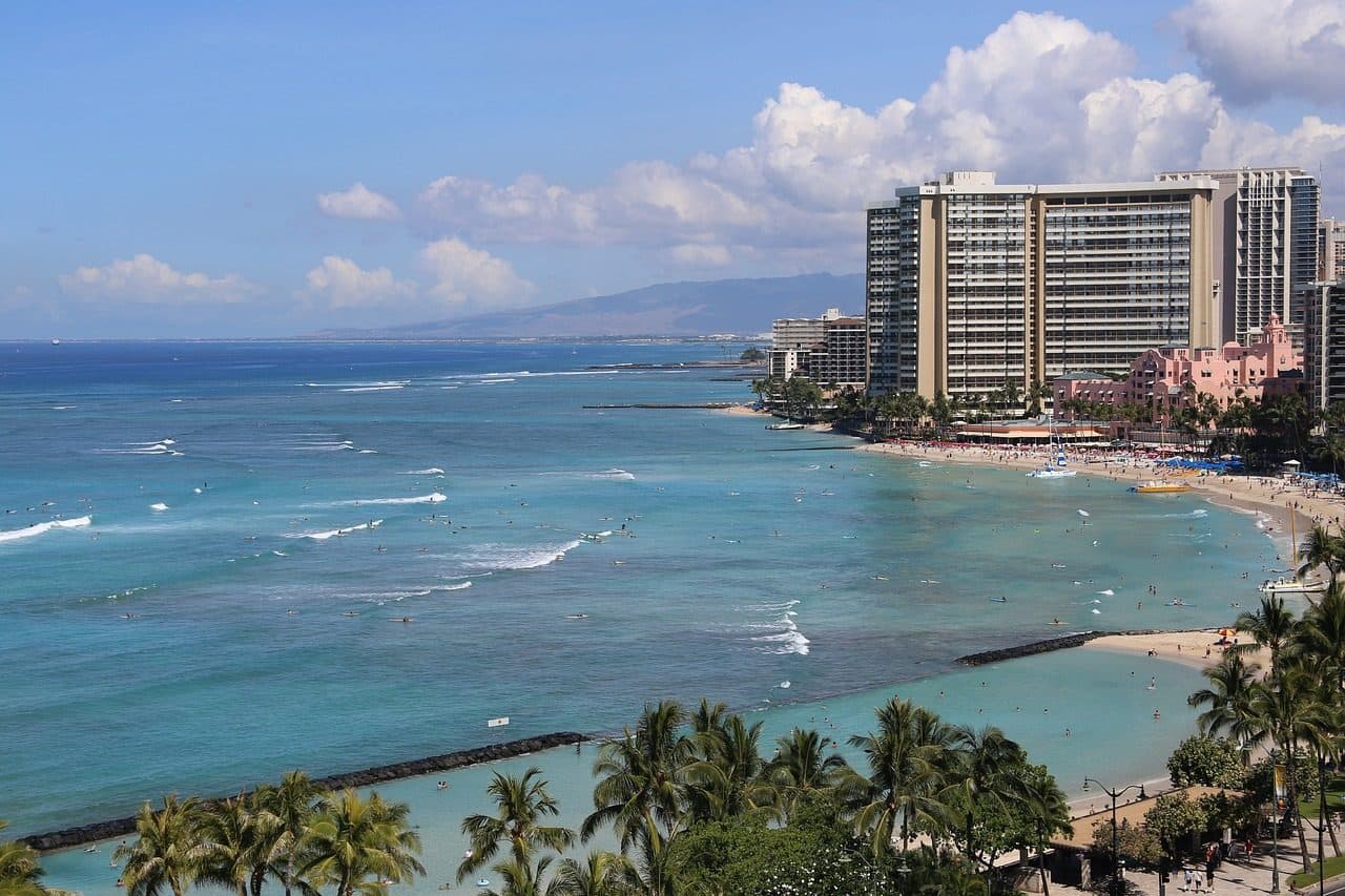 Praia de Waikiki banhada pelo oceano em Honolulu, na ilha de Oahu