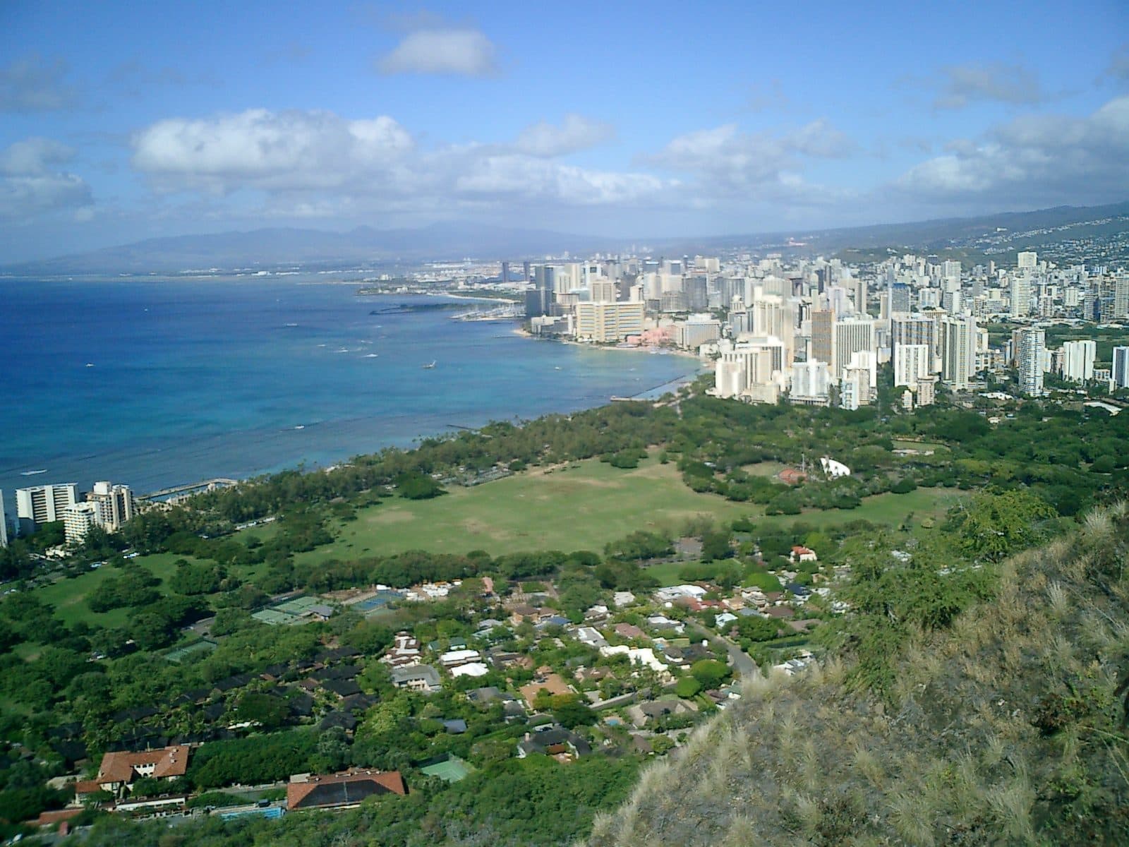 Vista ao ar livre da área verde no Kapiolani Park