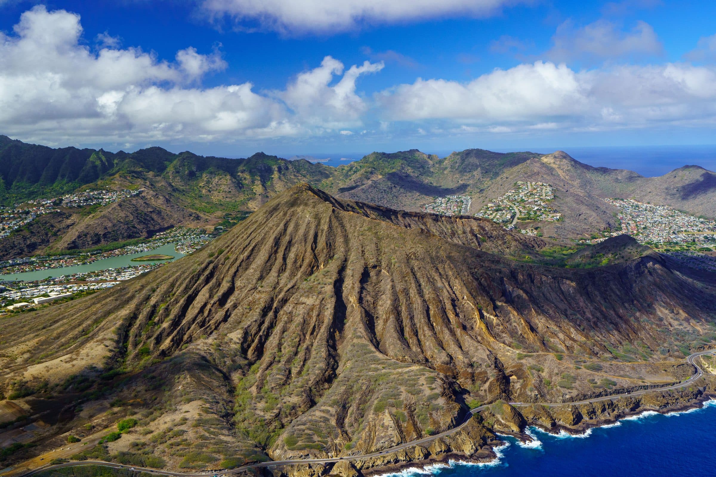 Vista aérea da cratera Koko Head e da paisagem ao redor na ilha de Oahu, no Havaí