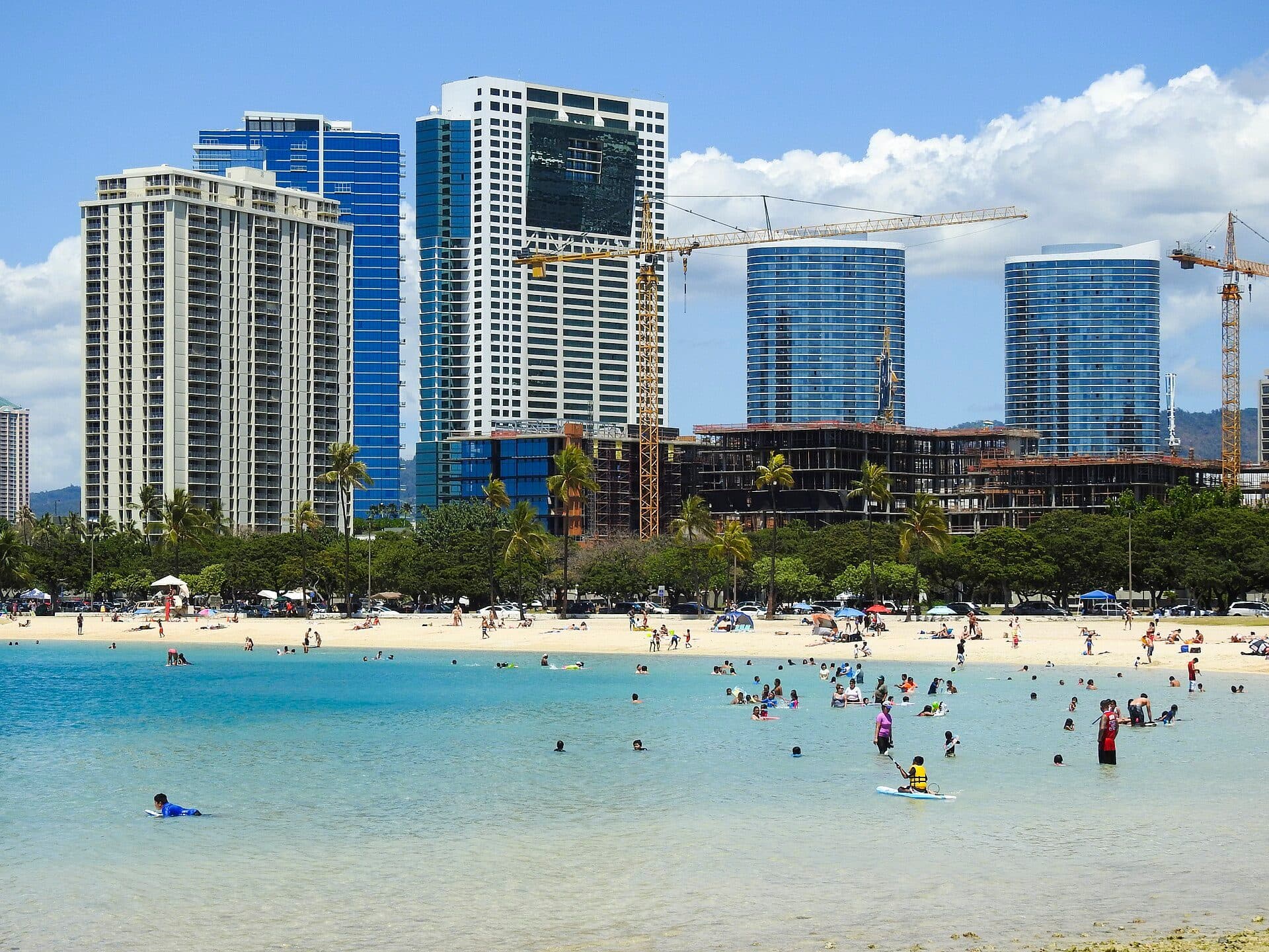 Vista da praia de Ala Moana Beach com mar e faixa de areia