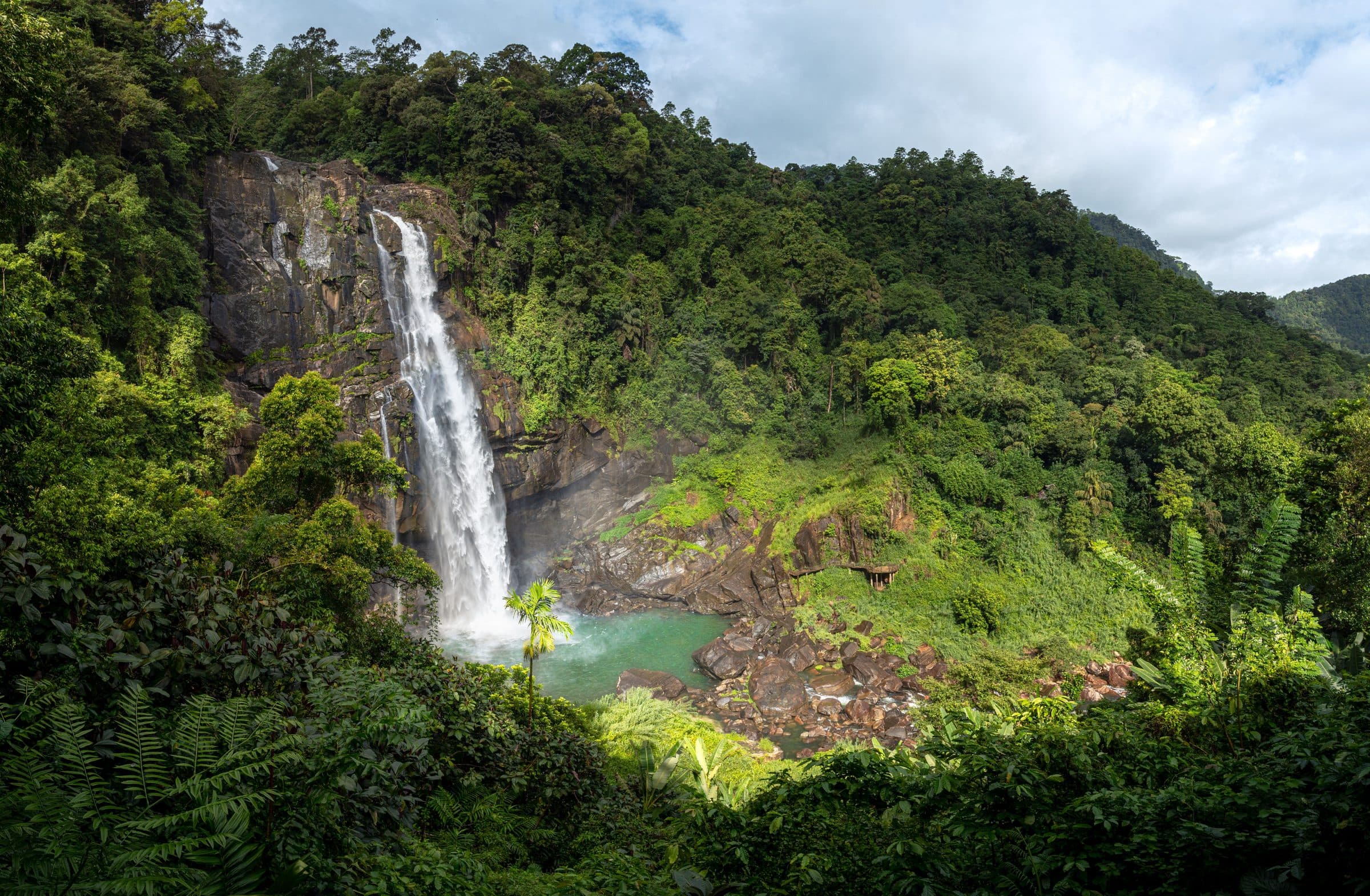 Vista panorâmica da cachoeira Aberdeen cercada por vegetação densa em Ginigathhena, no Sri Lanka