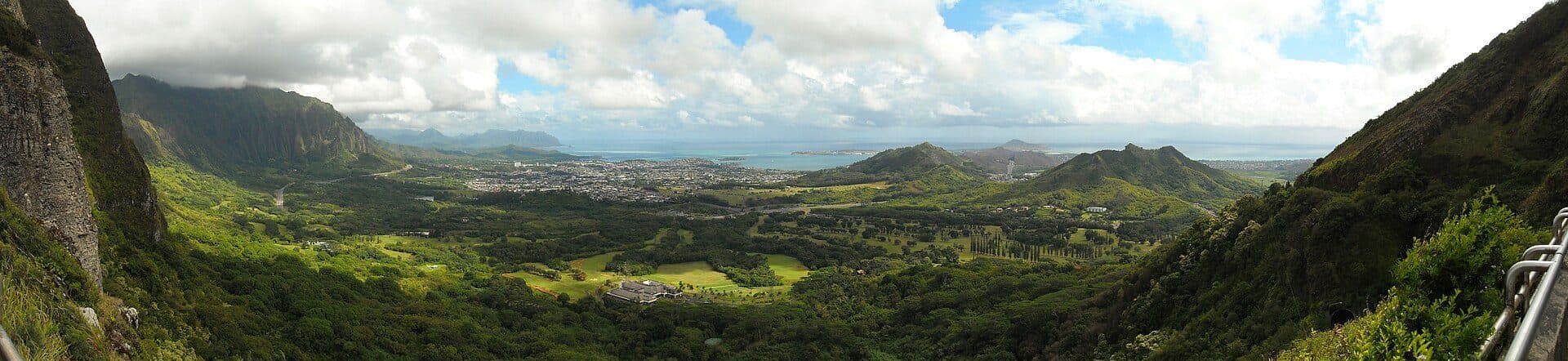 Vista panorâmica da paisagem a partir do Pali Lookout