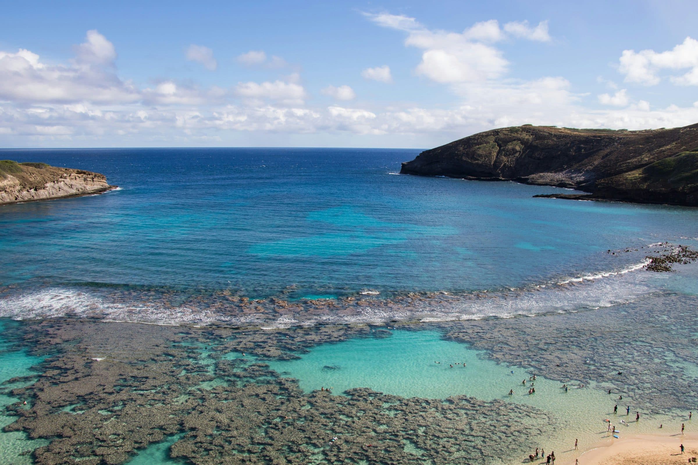 Vista das águas e recifes de corais em Hanauma Bay no Havaí