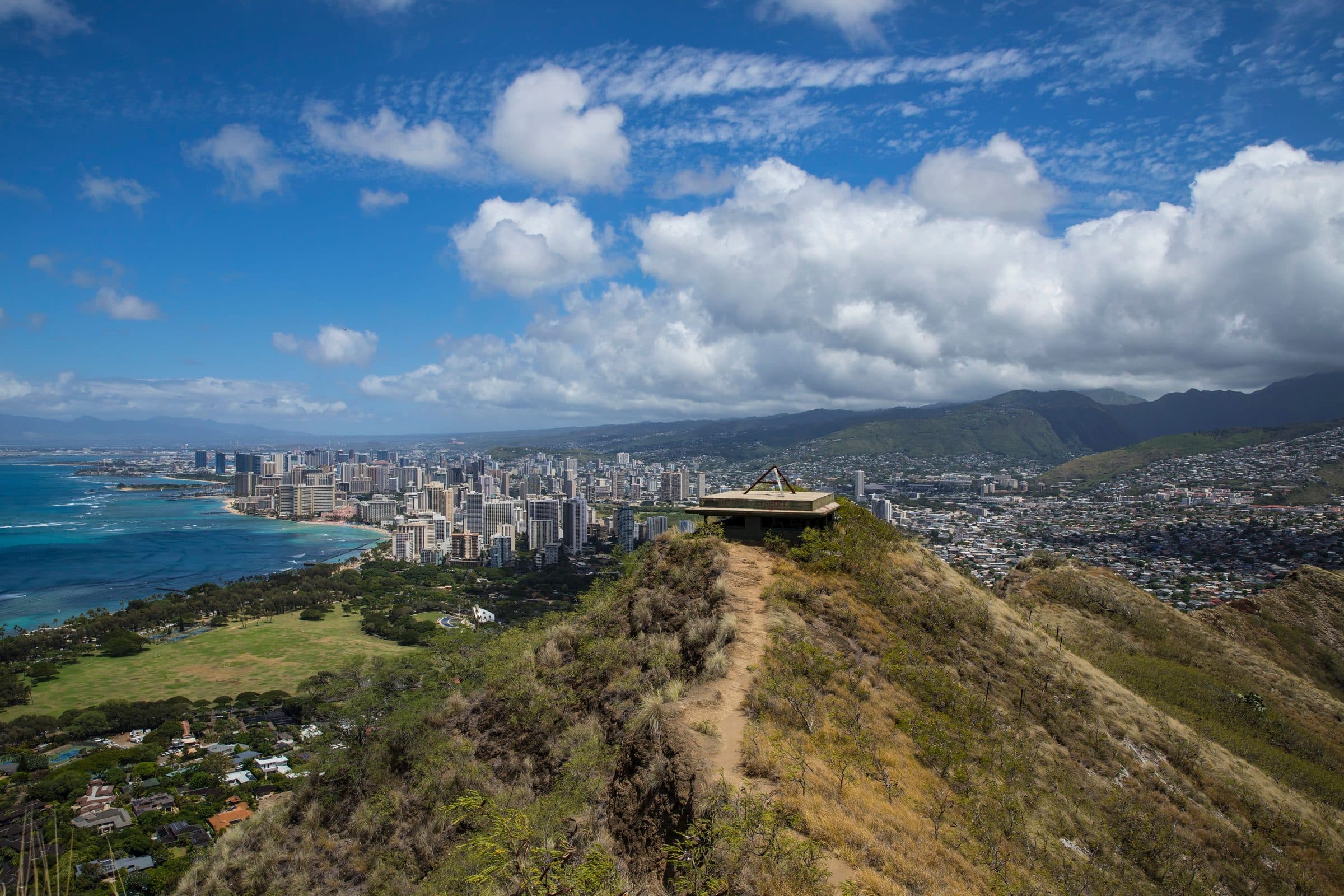 Vista aérea da cidade de Honolulu a partir da cratera de Diamond Head em dia ensolarado