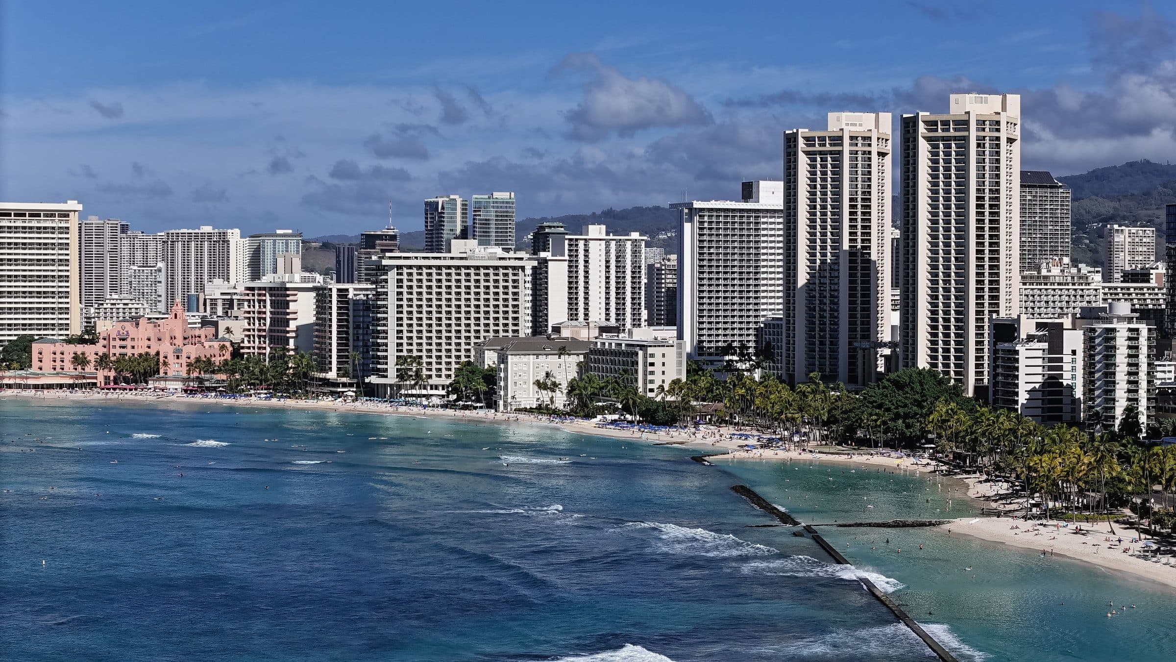 Vista aérea da cidade de Honolulu com praias e mar azul no Havaí