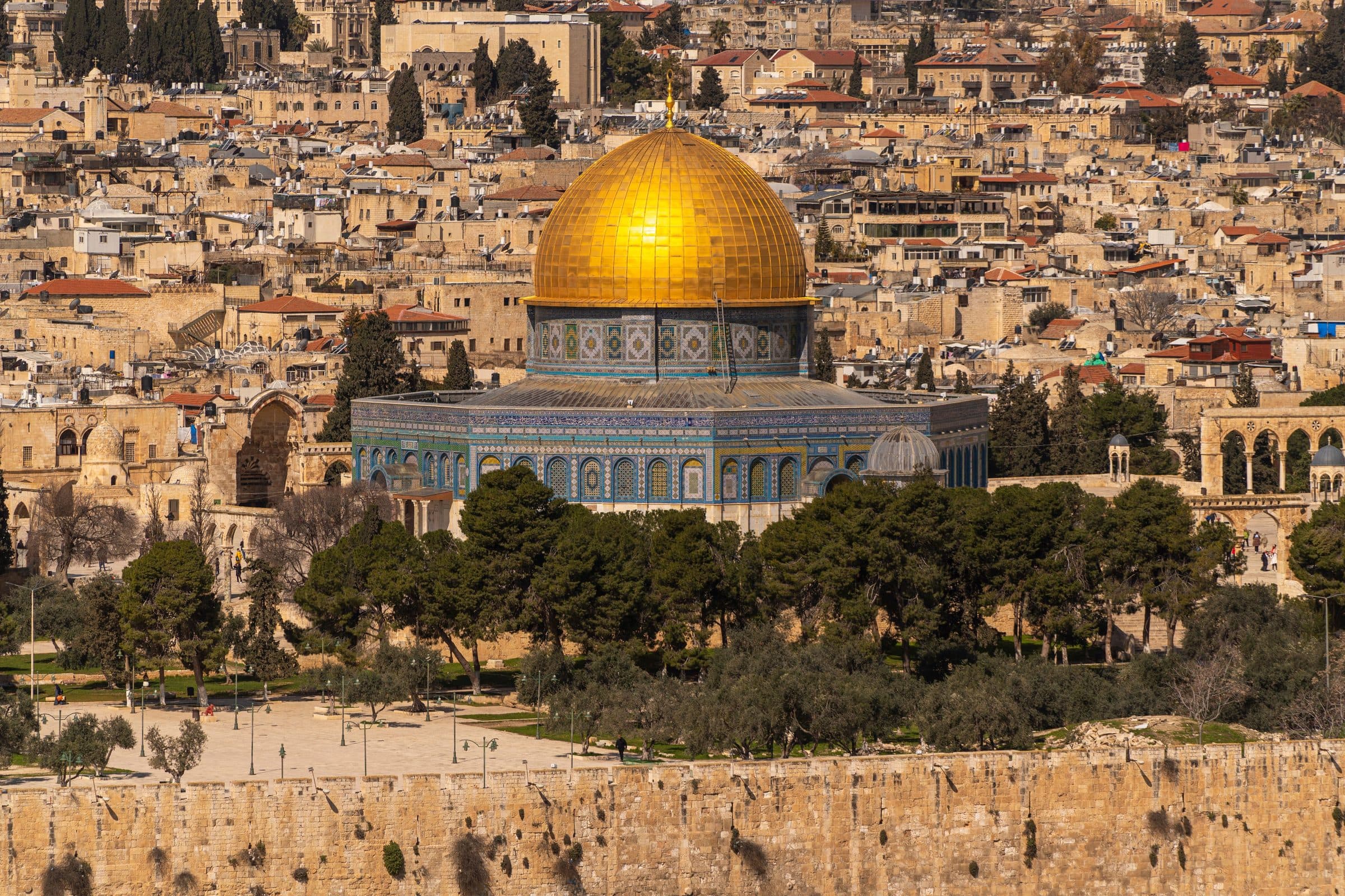 Vista aérea da Cúpula da Rocha cercada pela paisagem urbana histórica de Jerusalém