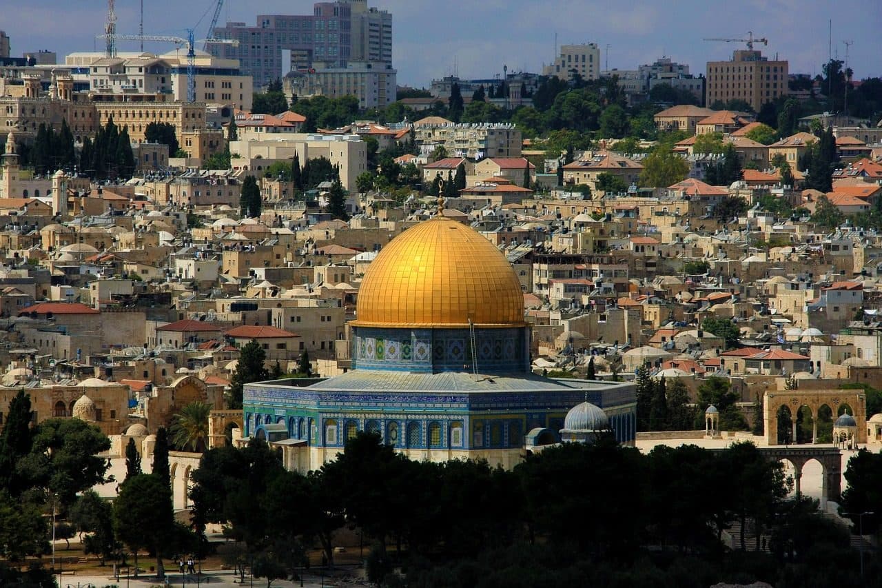 Vista da cidade de Jerusalém com edifícios em tons de amarelo